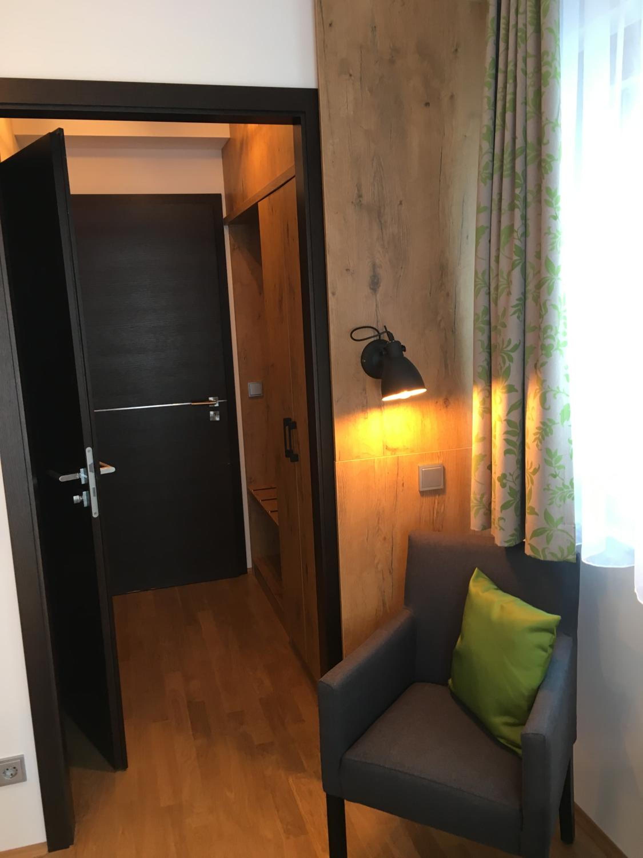 Budget Double Room - Photo 4