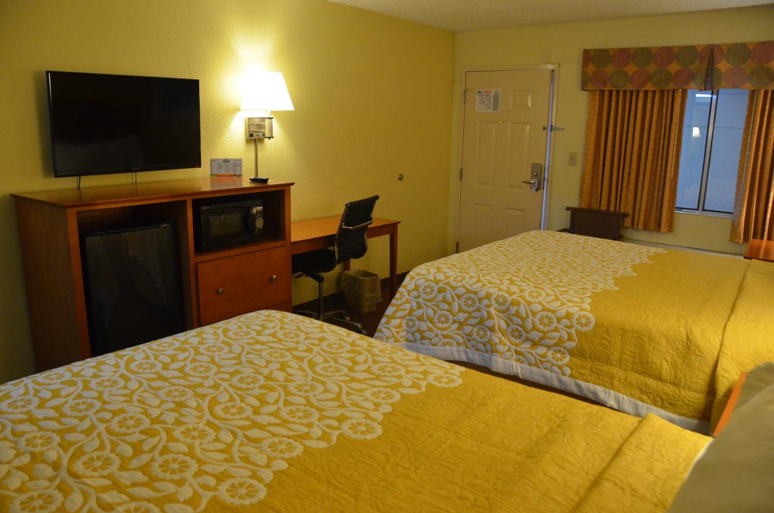 Queen Room with Two Queen Beds - Non-Smoking - Photo 4