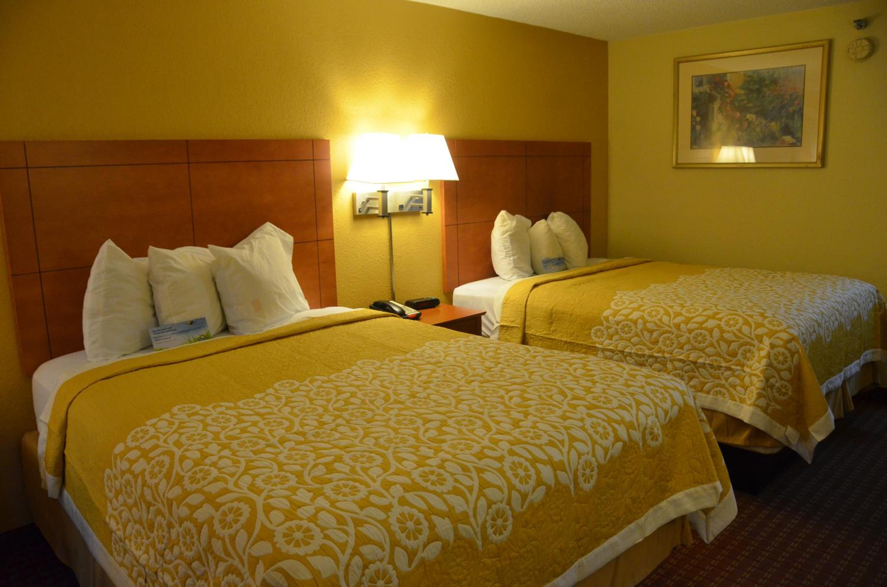 Queen Room with Two Queen Beds - Non-Smoking - Photo 3