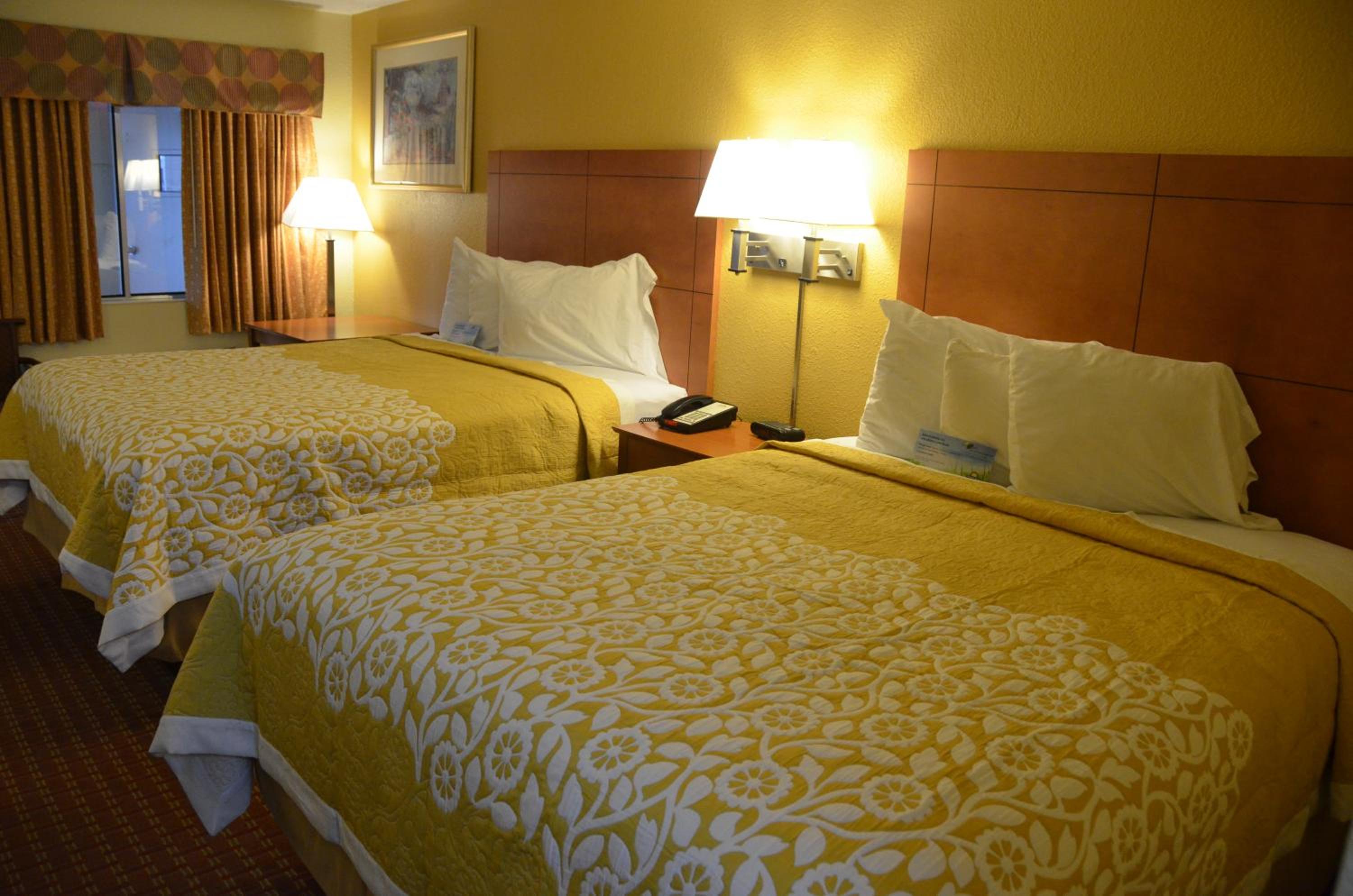 Queen Room with Two Queen Beds - Non-Smoking - Photo 1