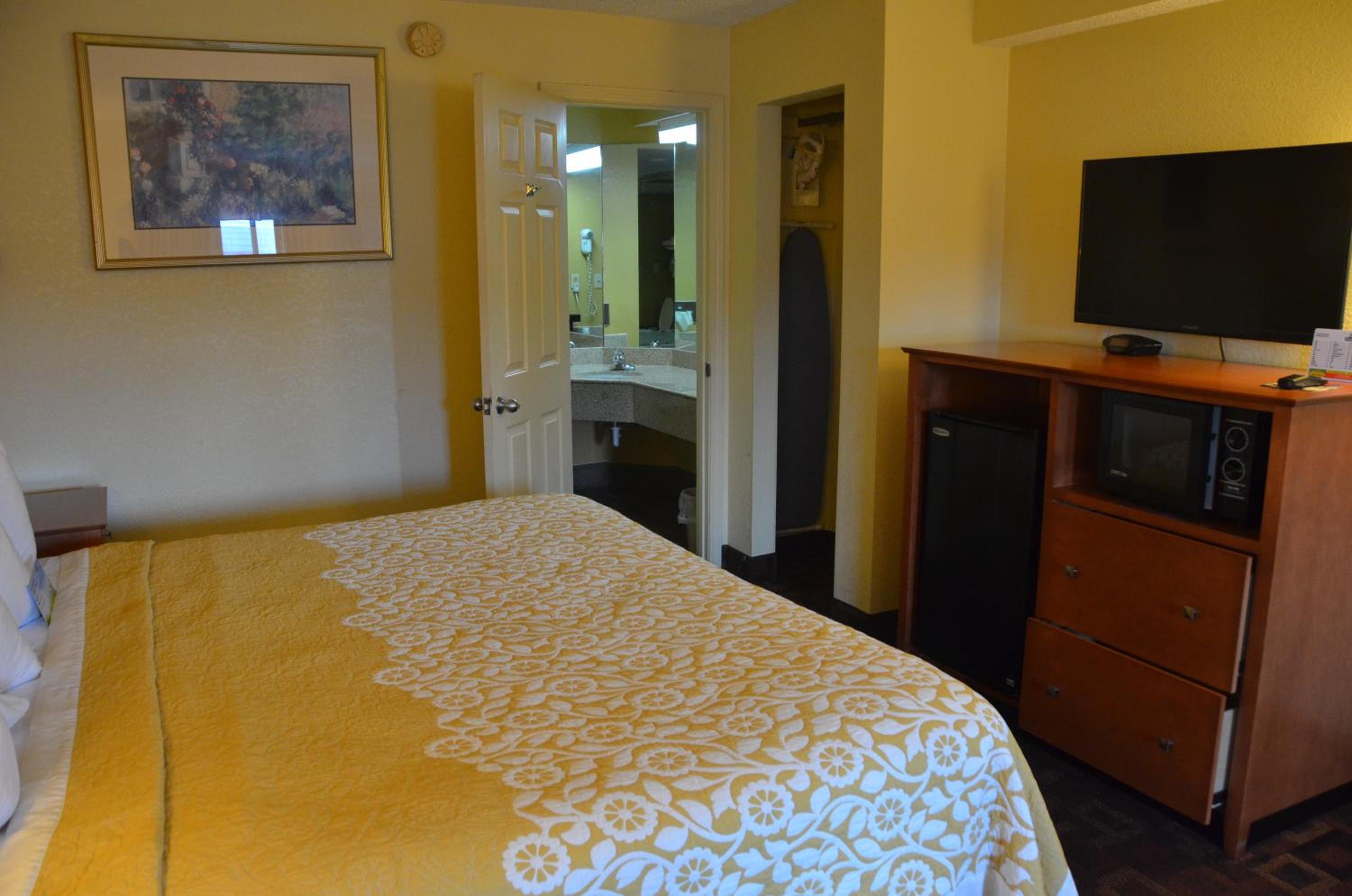 Deluxe King Room - Smoking - Photo 6