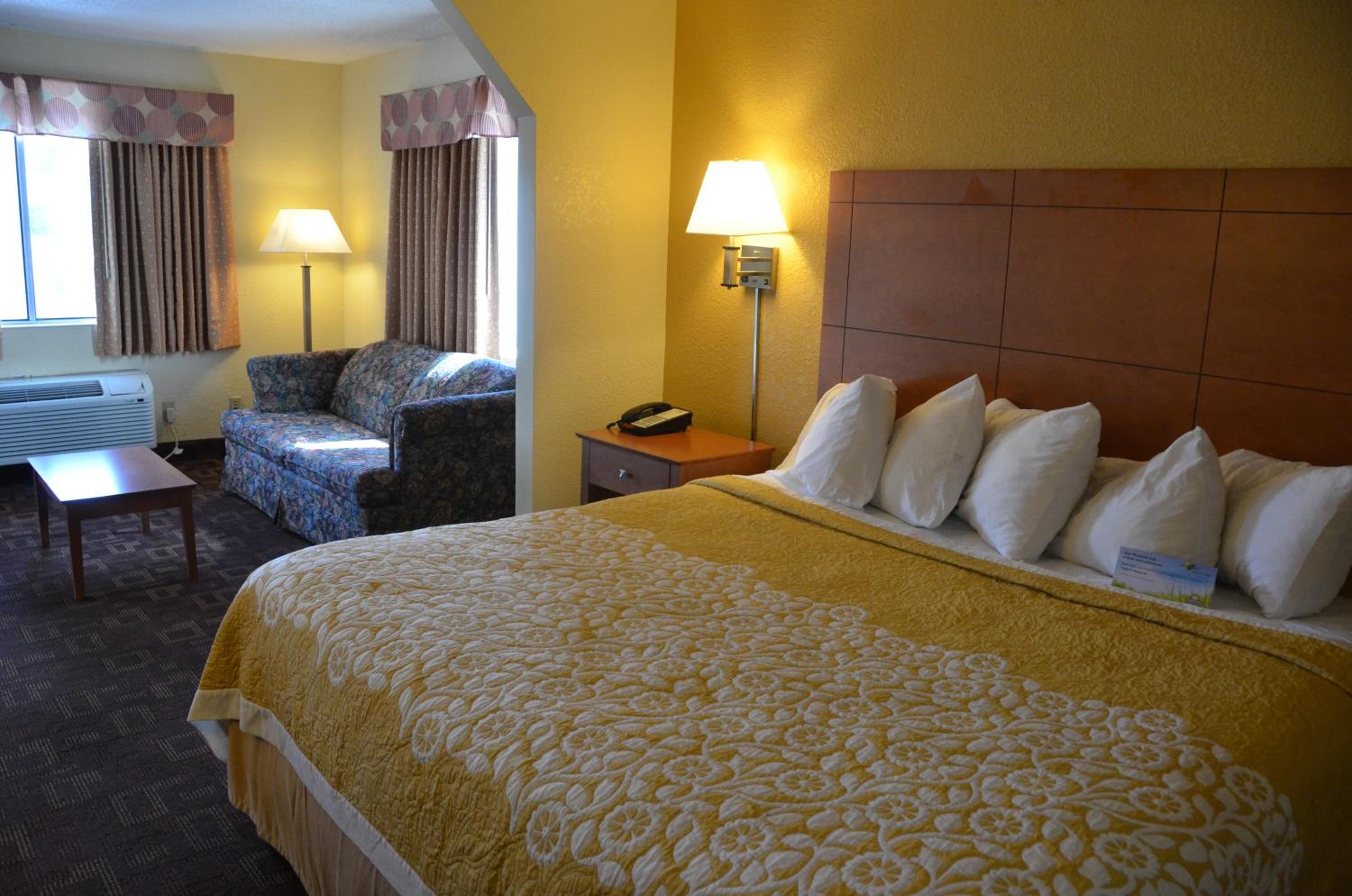 Deluxe King Room - Smoking - Photo 3