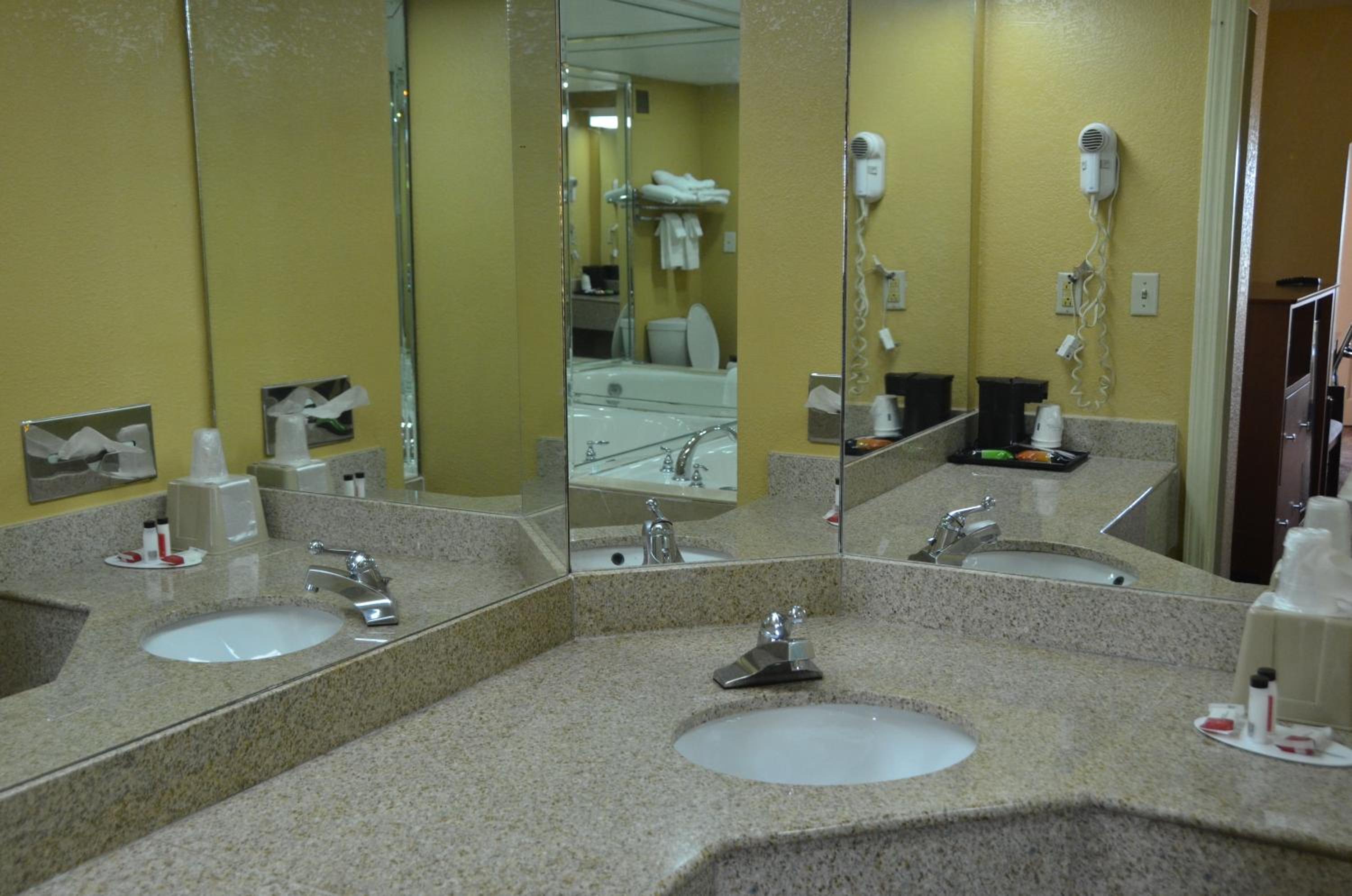 Deluxe King Room - Smoking - Photo 2