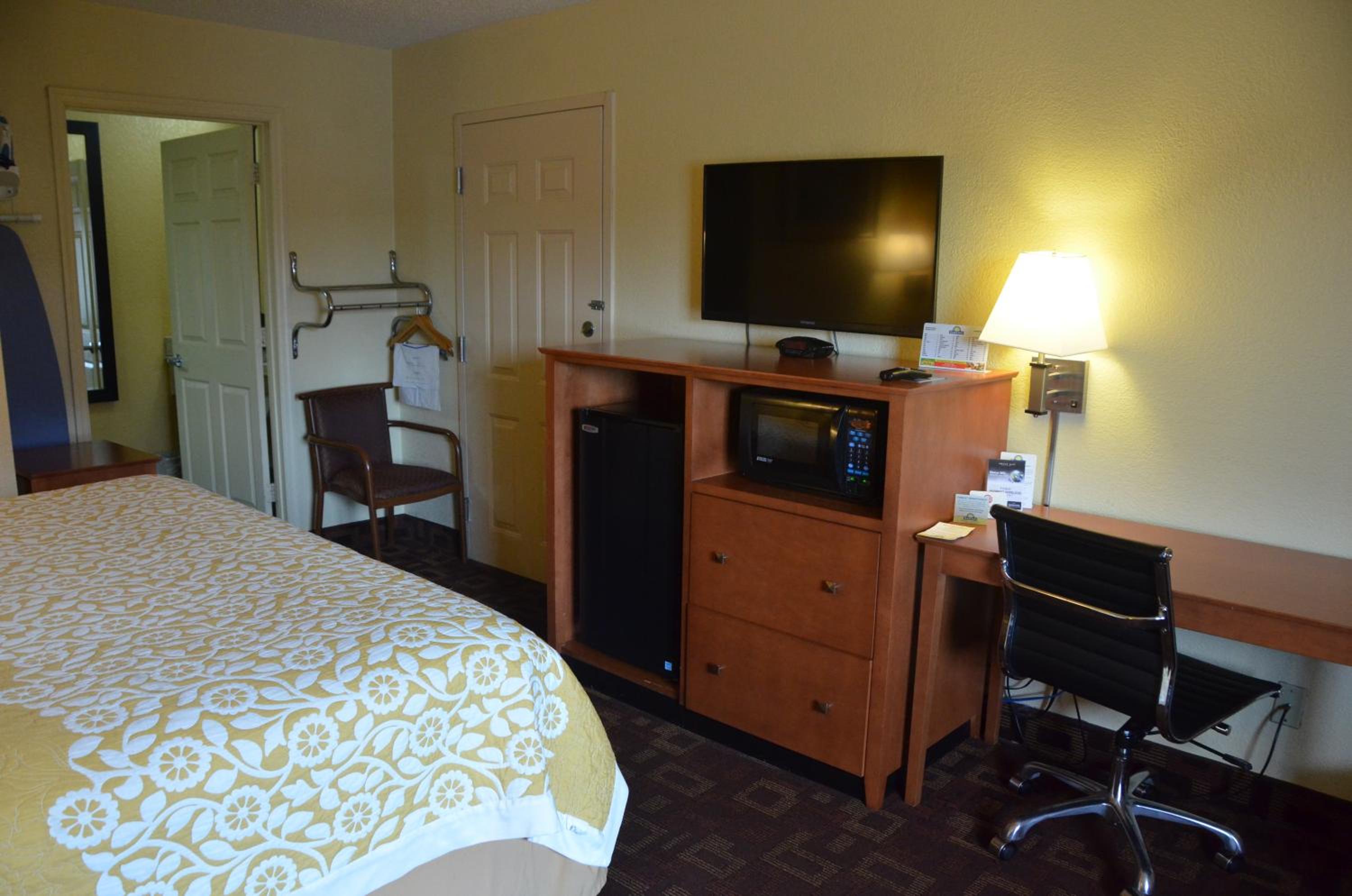 King Room - Mobility Access/Non-Smoking - Photo 4