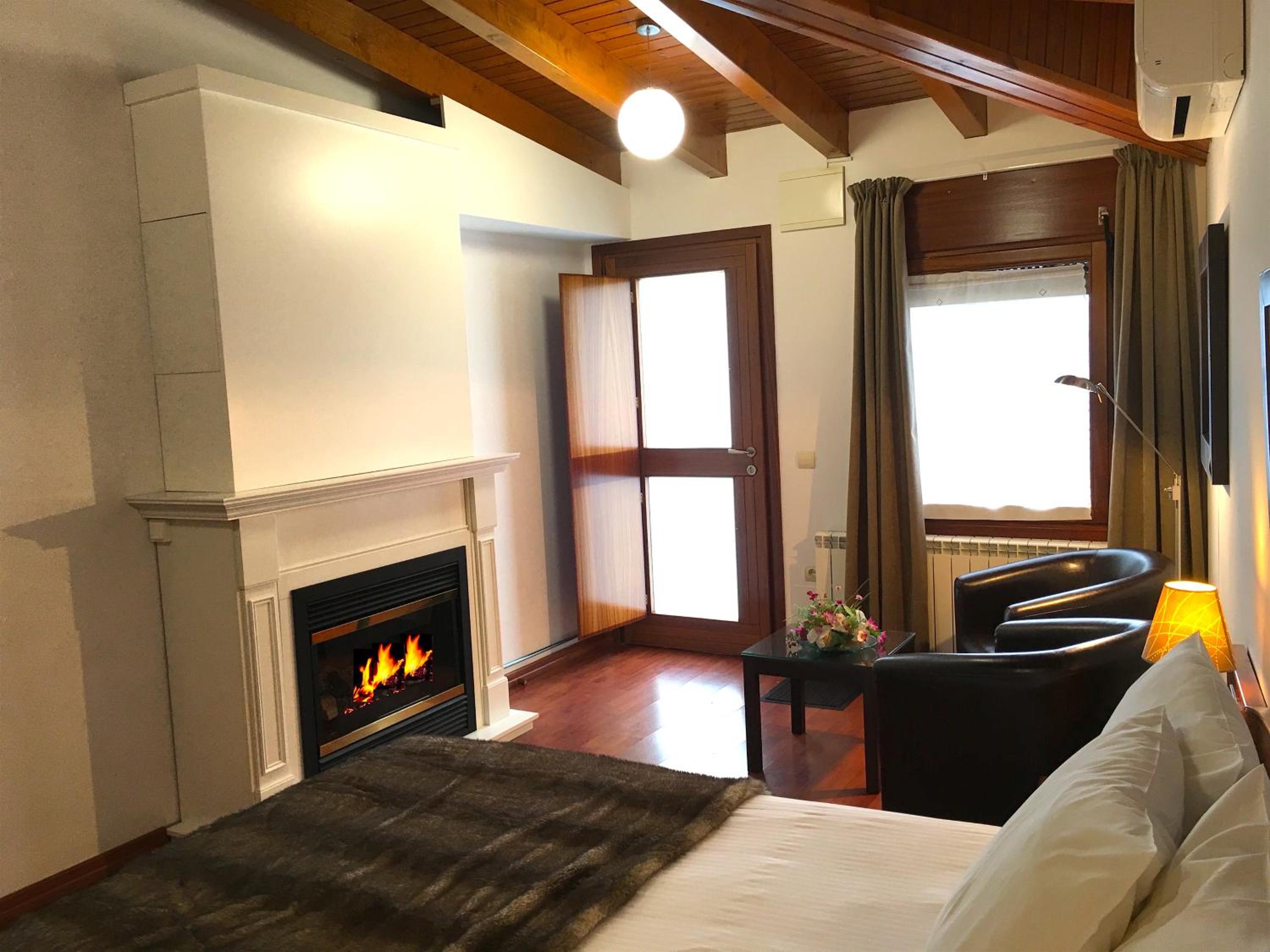 Habitación Doble Superior con chimenea y acceso al Spa