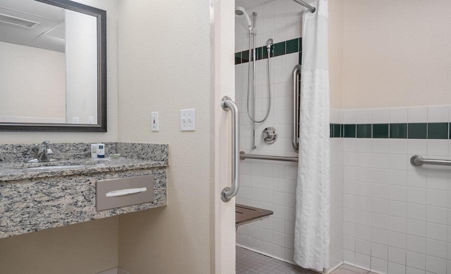 King Room - Mobility Access/Non-Smoking photo 3