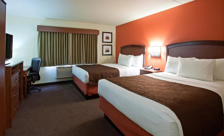 Queen Room with Two Queen Beds - Non-Smoking photo 2