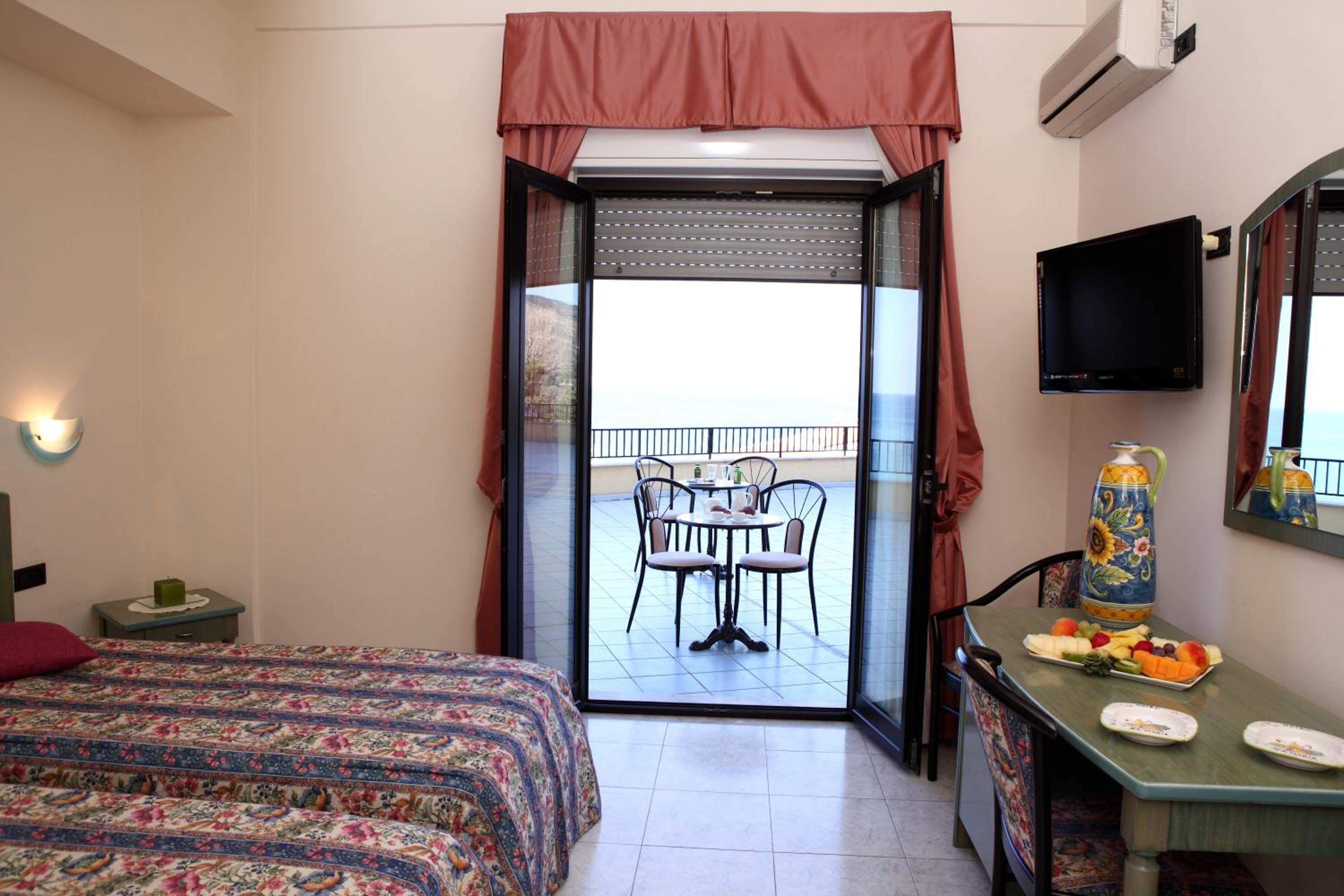 Double Room with Sea View - Photo 1