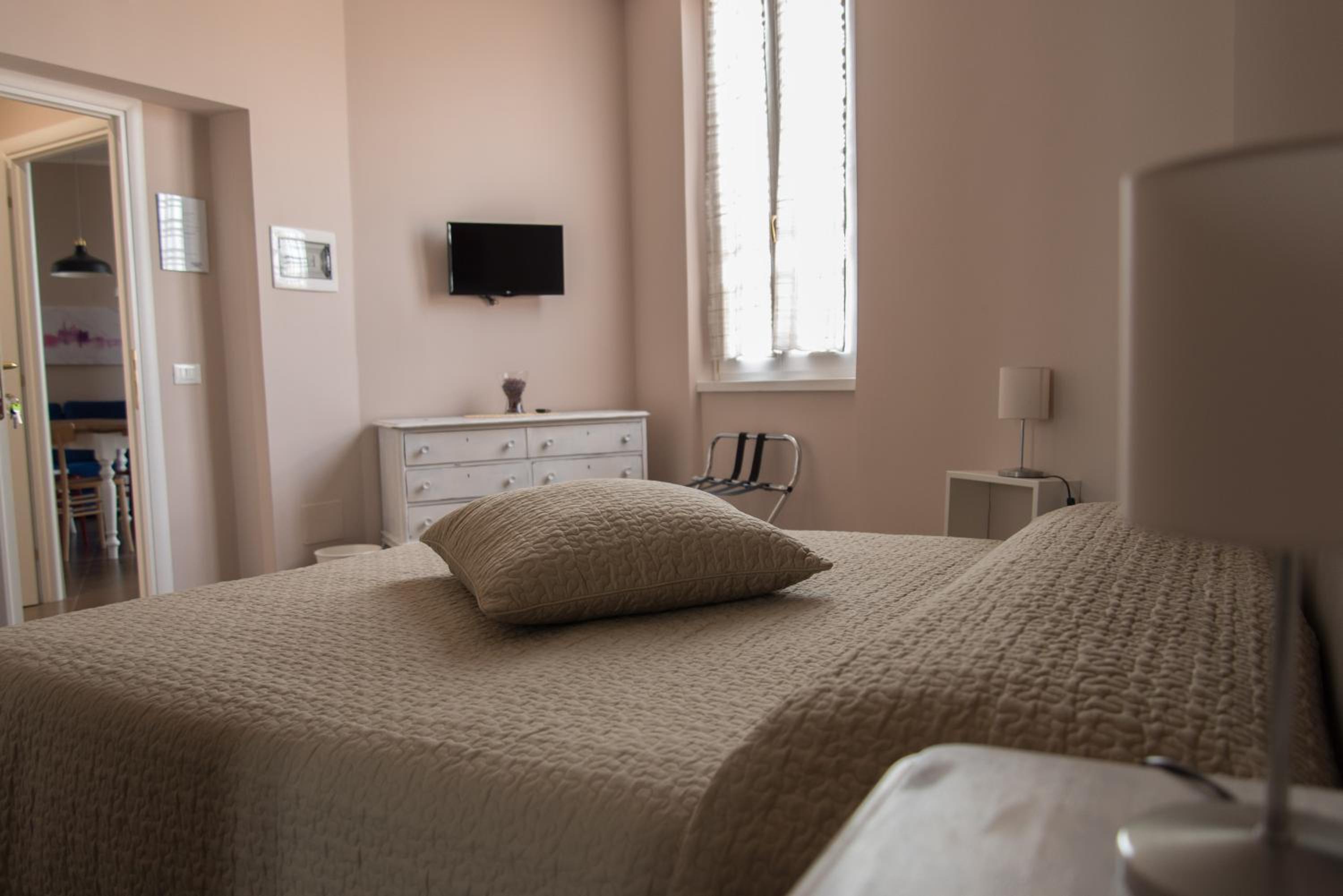Double or Twin Room with Private Bathroom photo 3