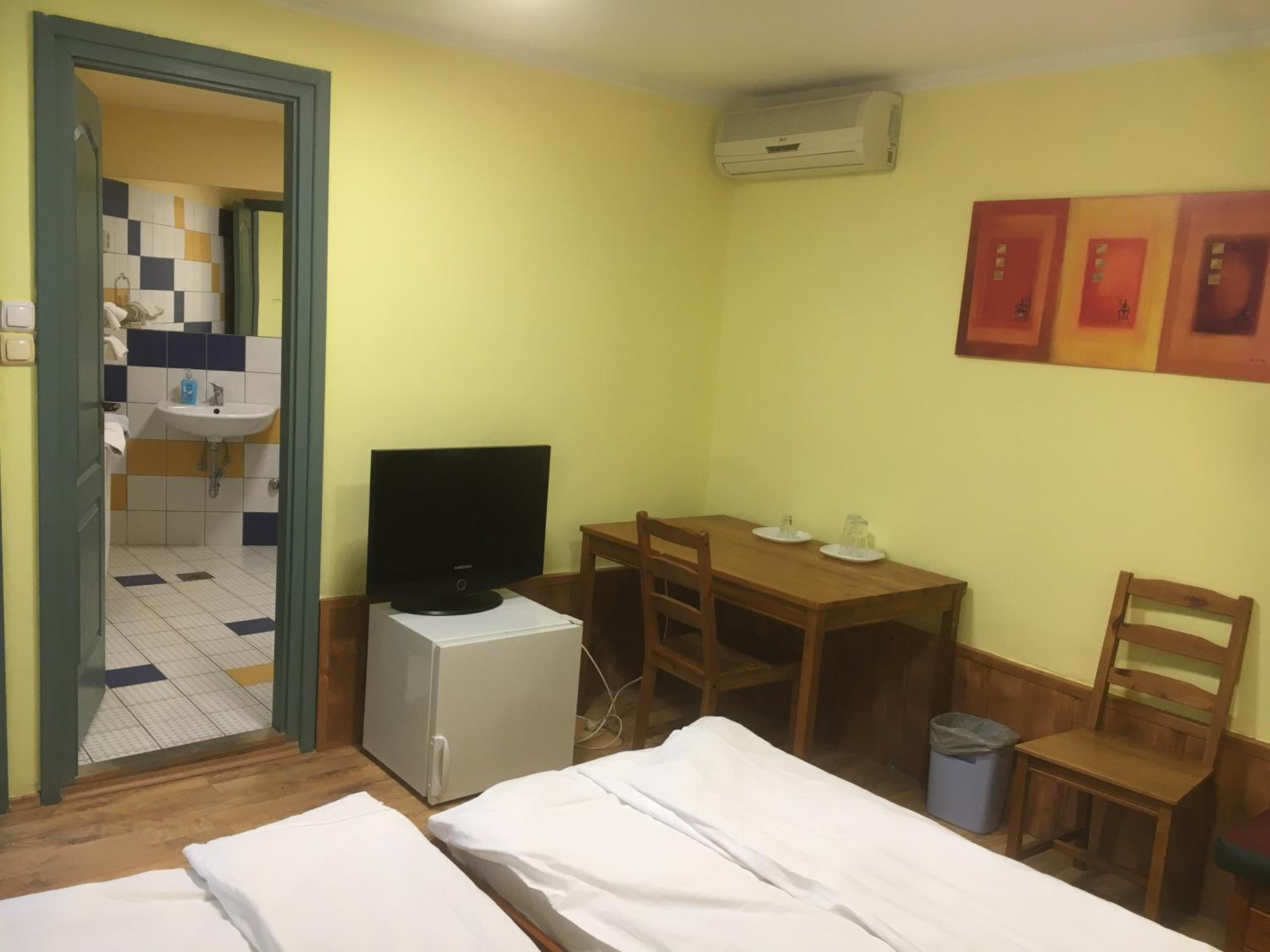 Budget Double Room - Photo 1