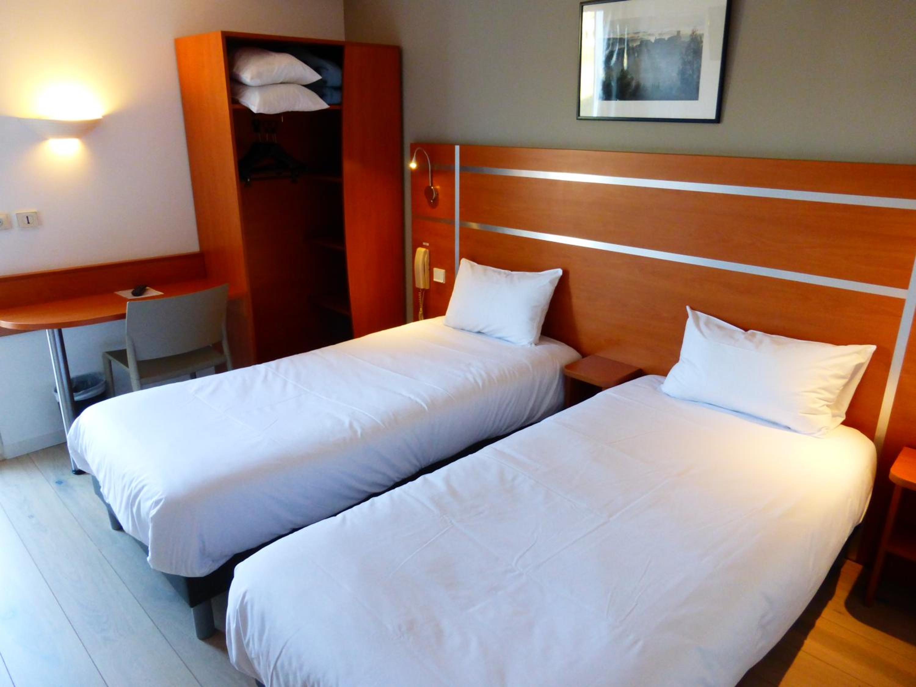 Twin Room - Photo 2