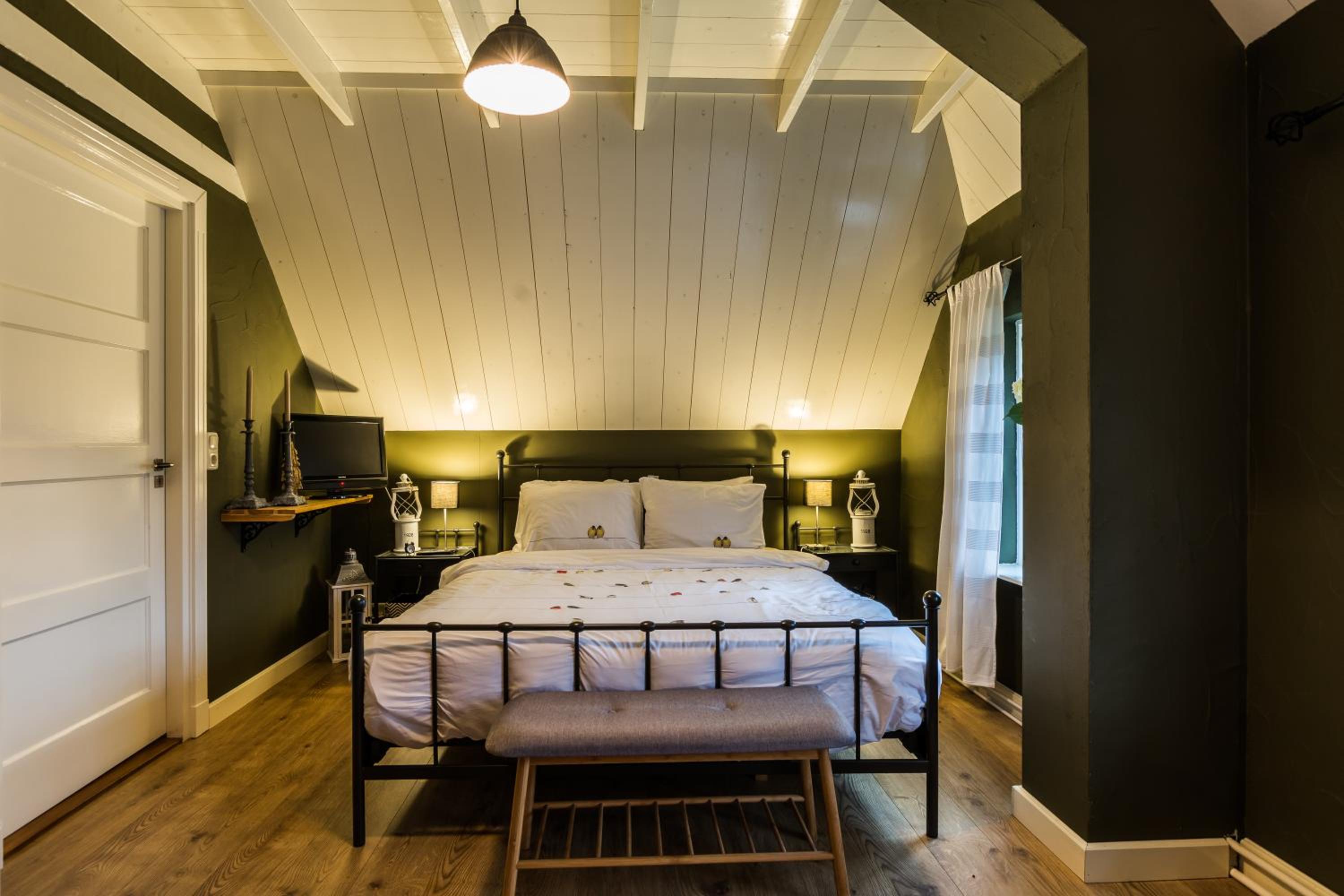 Large Double Room - Photo 4