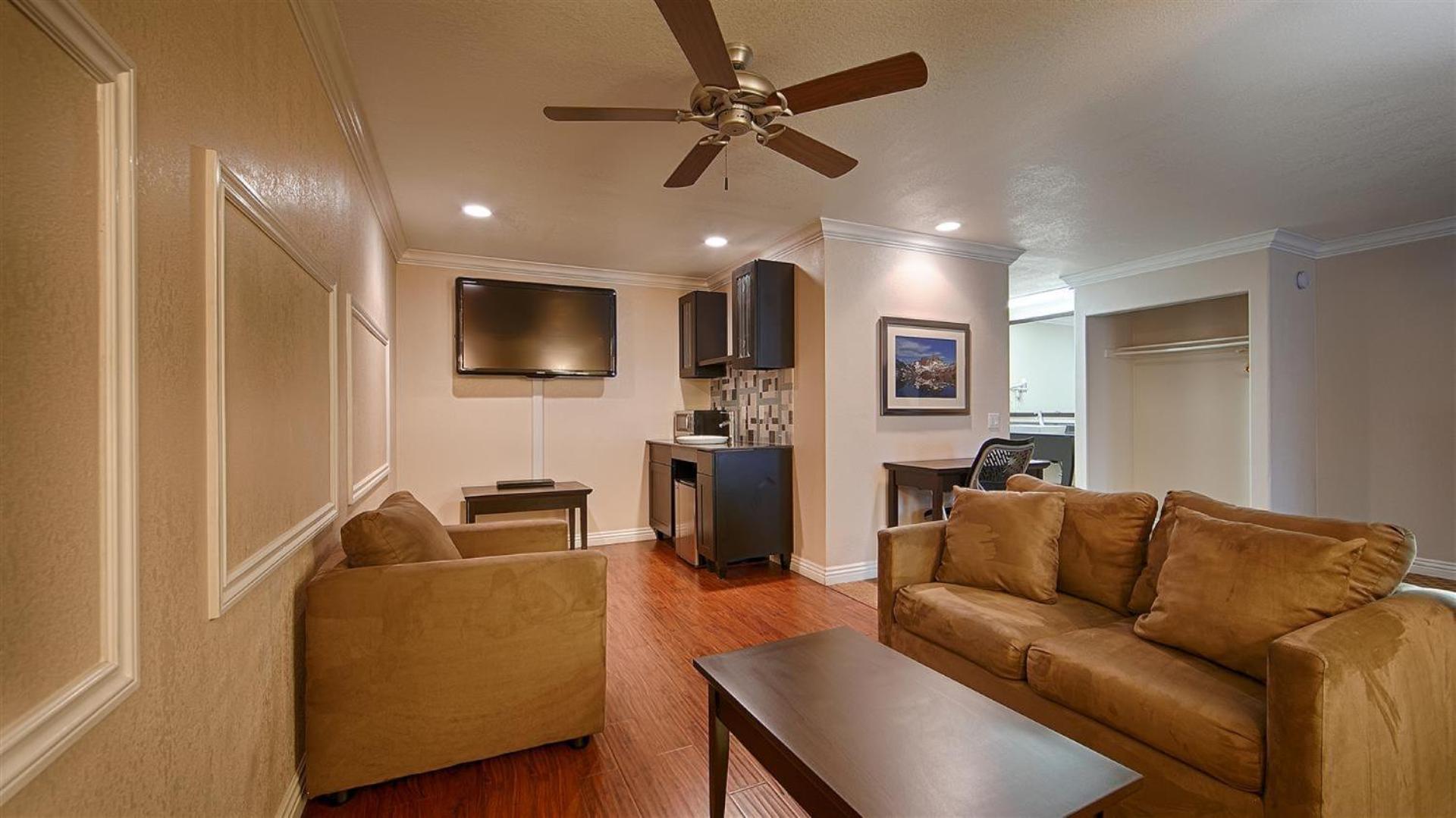 King Suite with Sofa Bed - Non-Smoking photo 3
