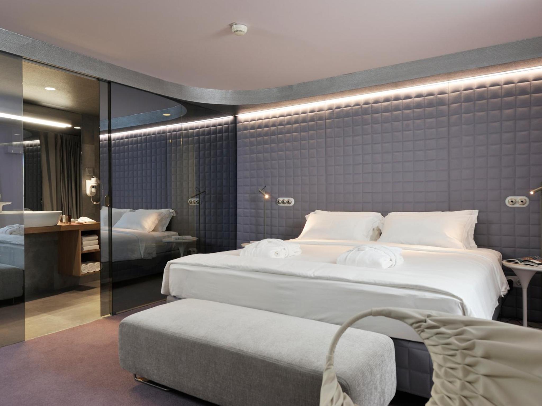 Deluxe Double Room with partial River View