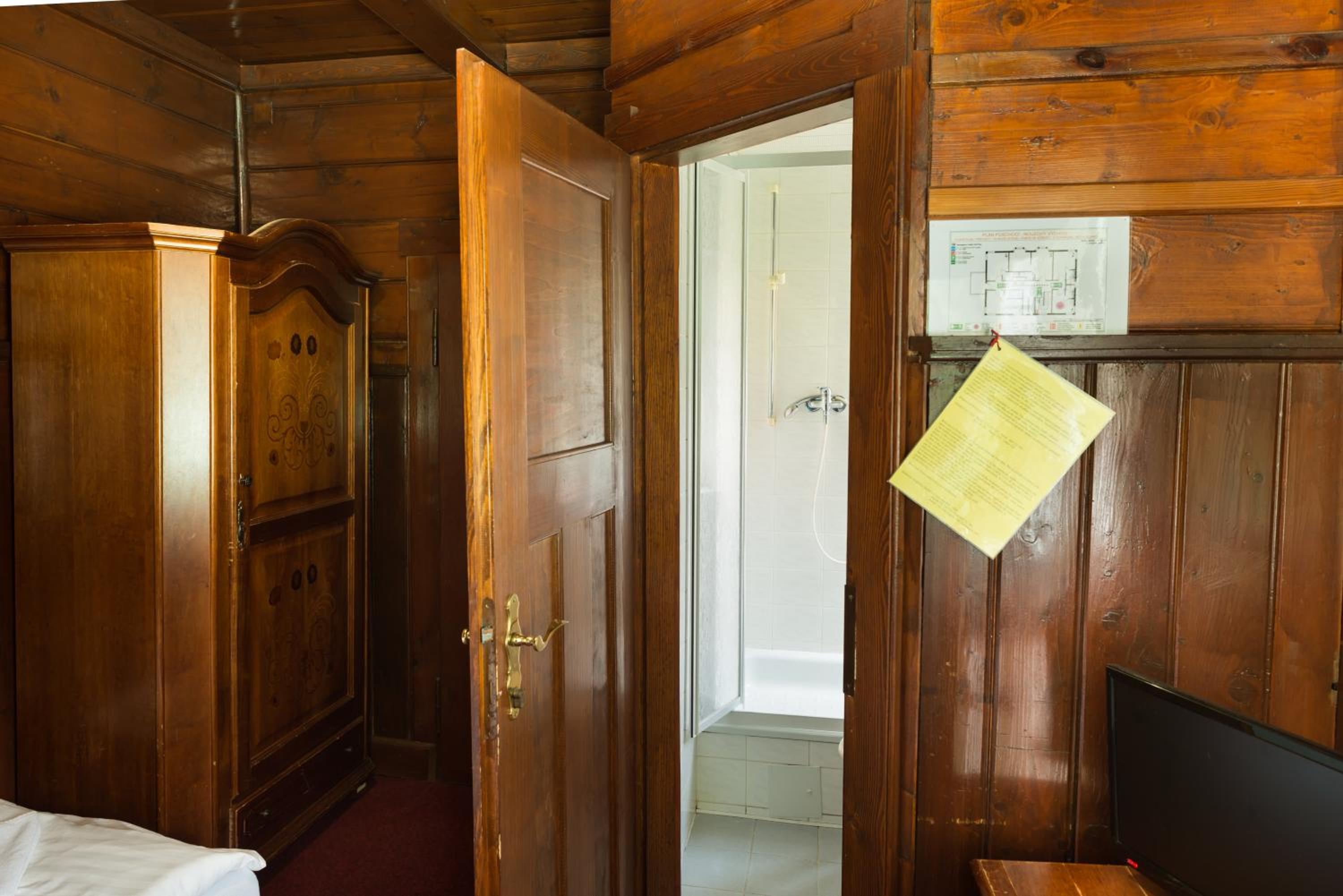 Small Twin Room - Photo 6