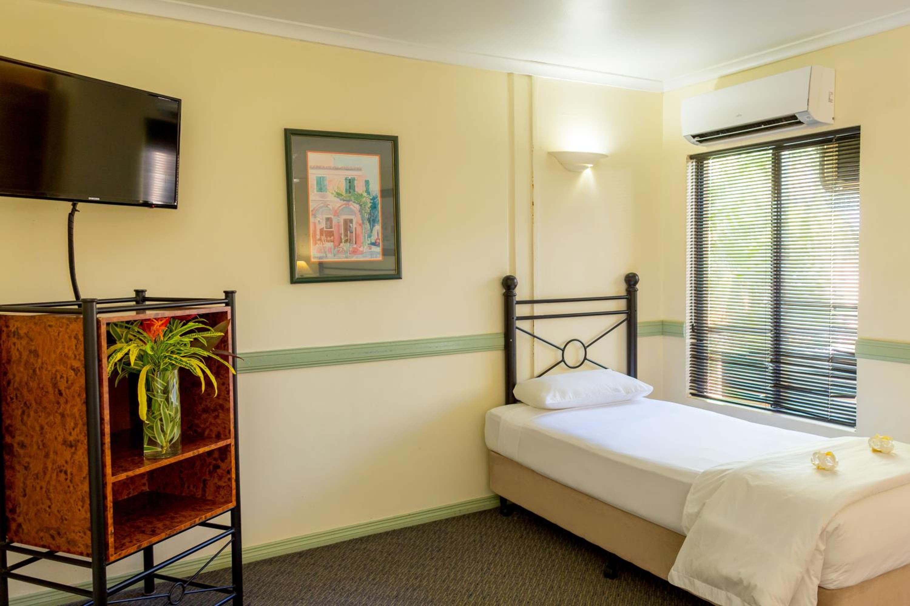 Family Room with Pool View thumbnail 5