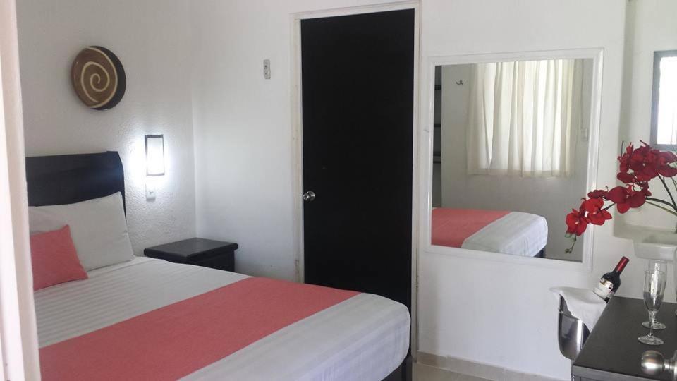 Queen Room with Pool View - Photo 5
