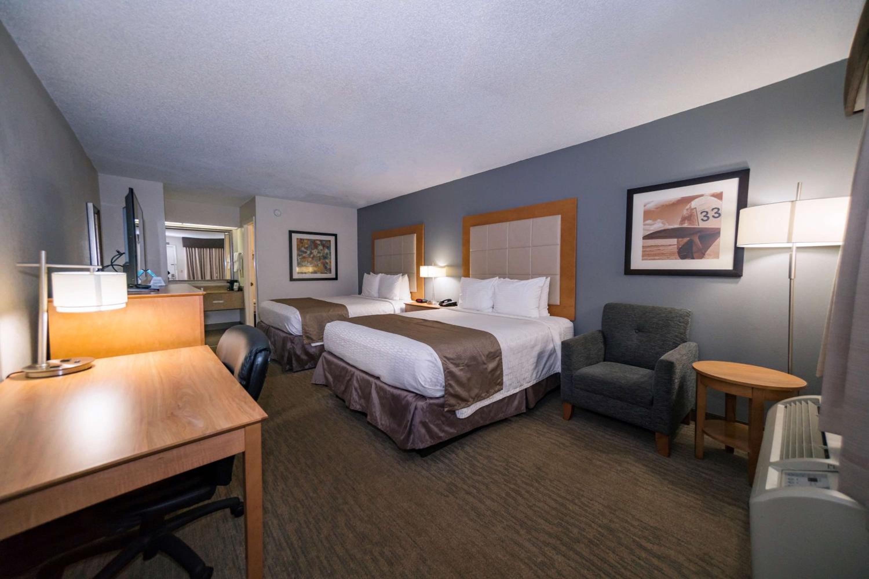 Queen Room with Two Queen Beds - Non-Smoking photo 3