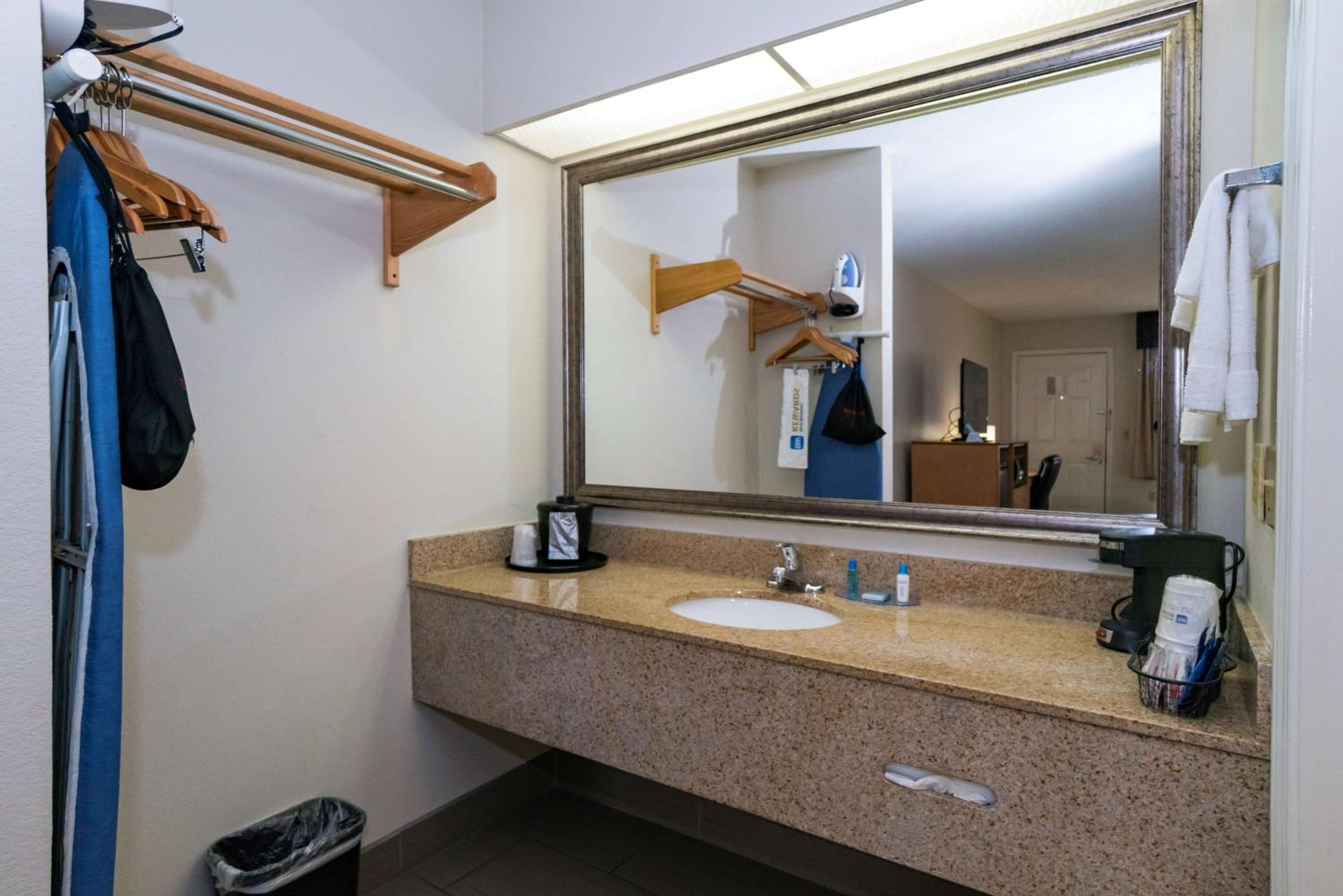 King Room - Non-Smoking photo 3
