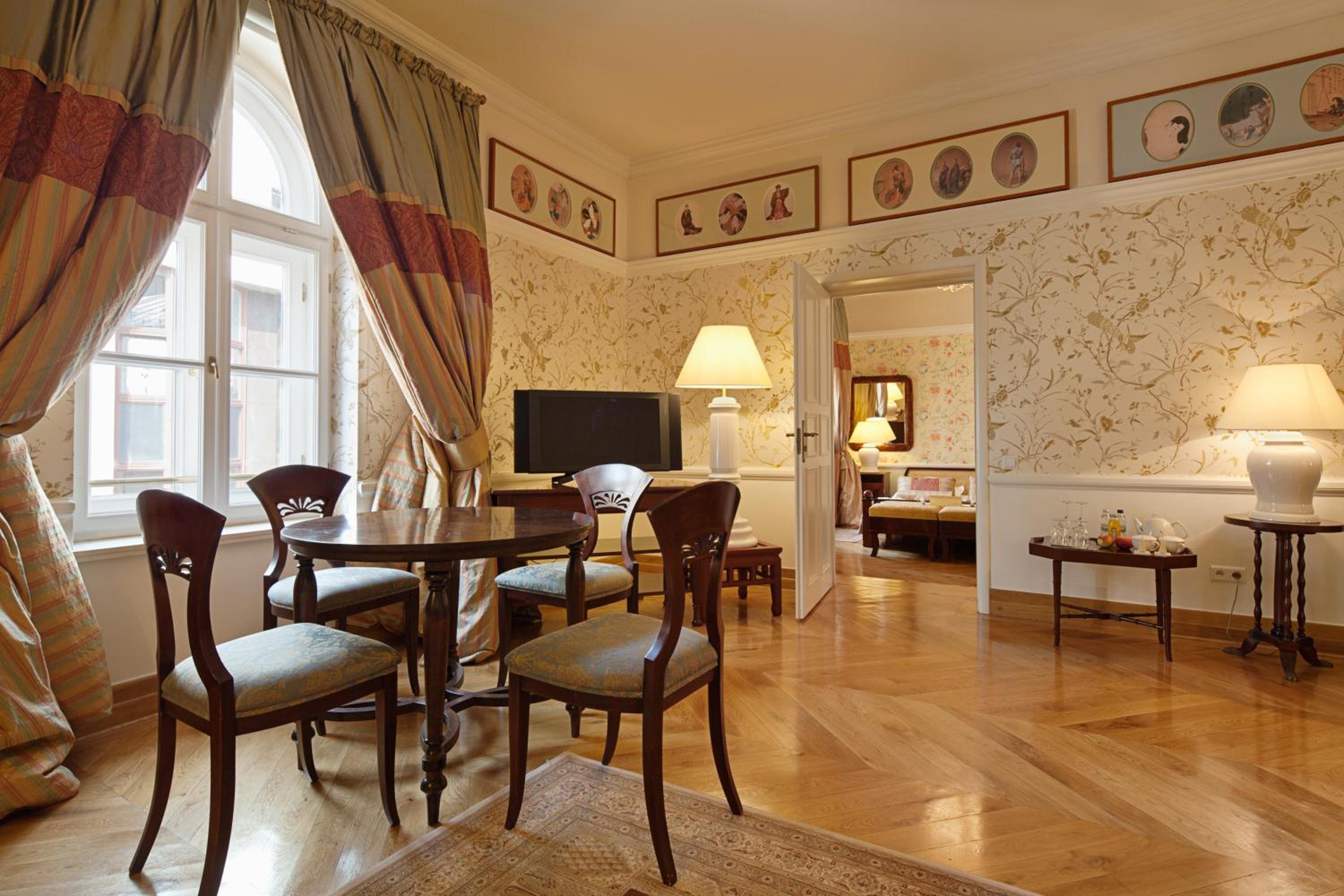 Executive Suite - Photo 1