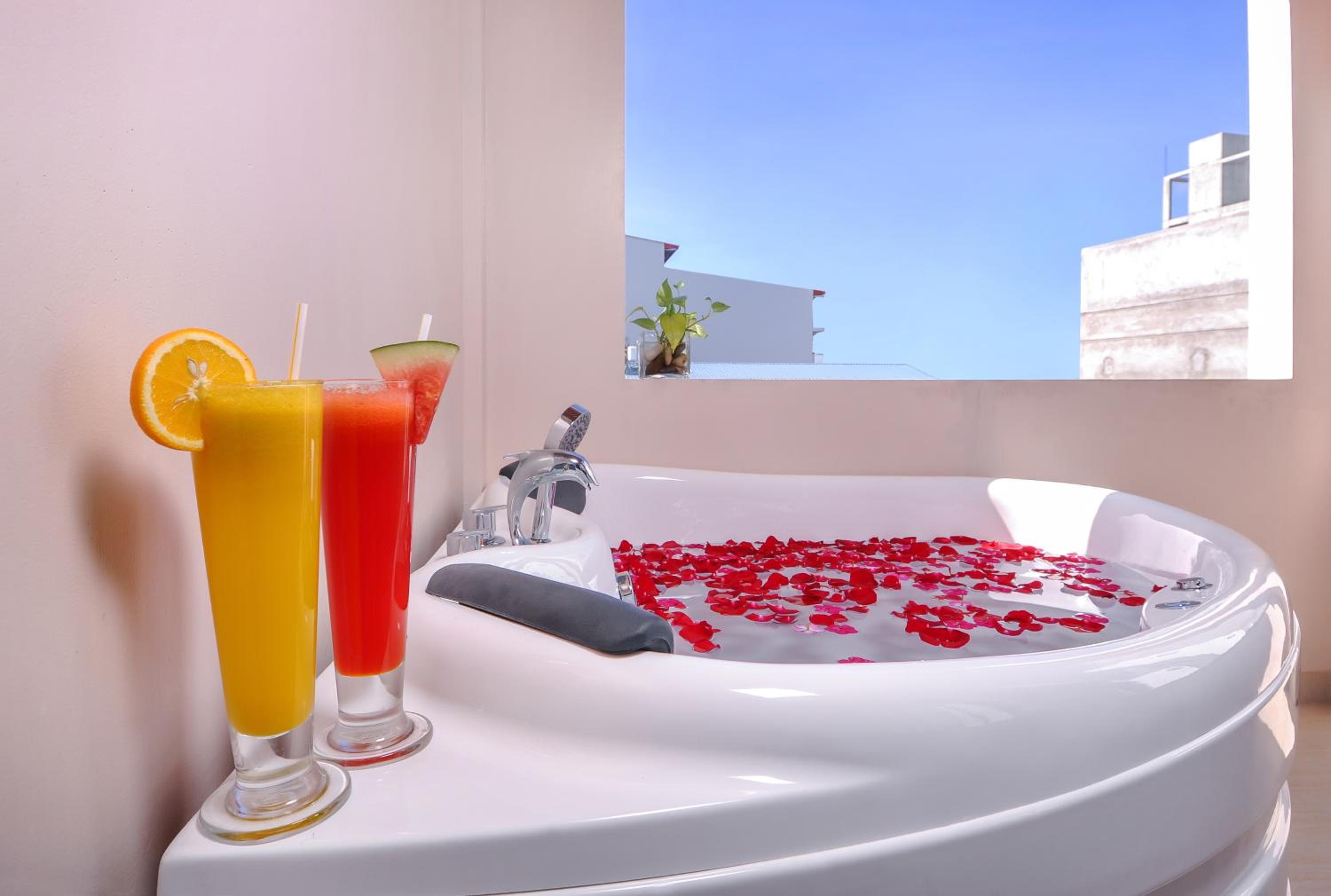 King Suite with Whirlpool photo 2