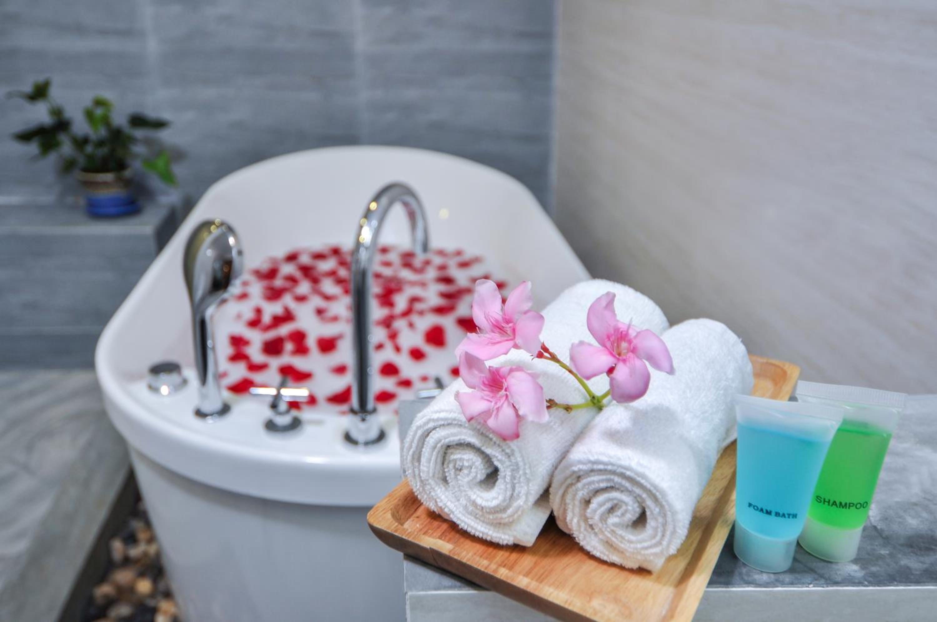 Honeymoon Suite with Jacuzzi photo 3