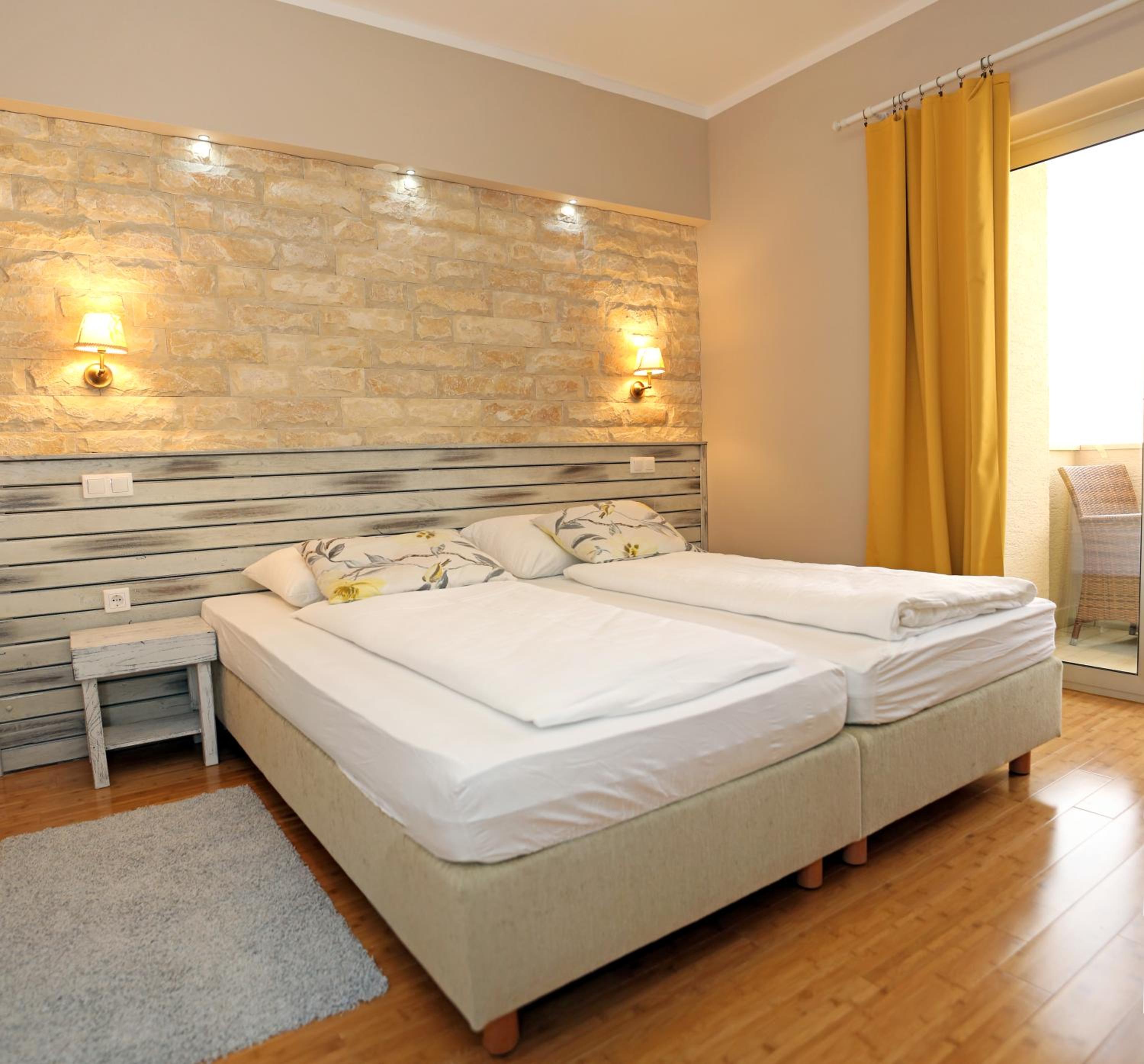 Double or Twin Room with Balcony - Photo 3