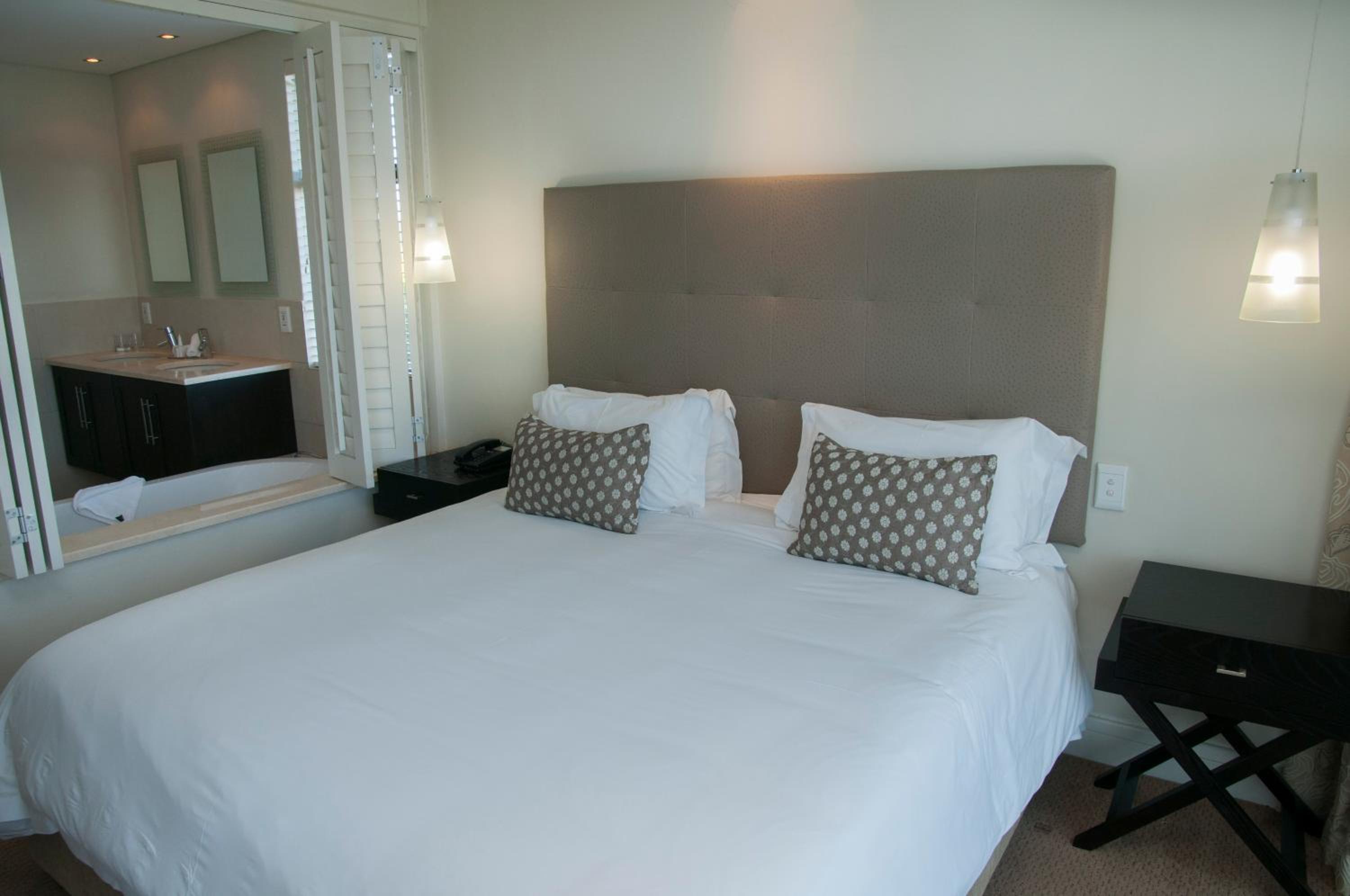 Executive Two-Bedroom Suite - Photo 2