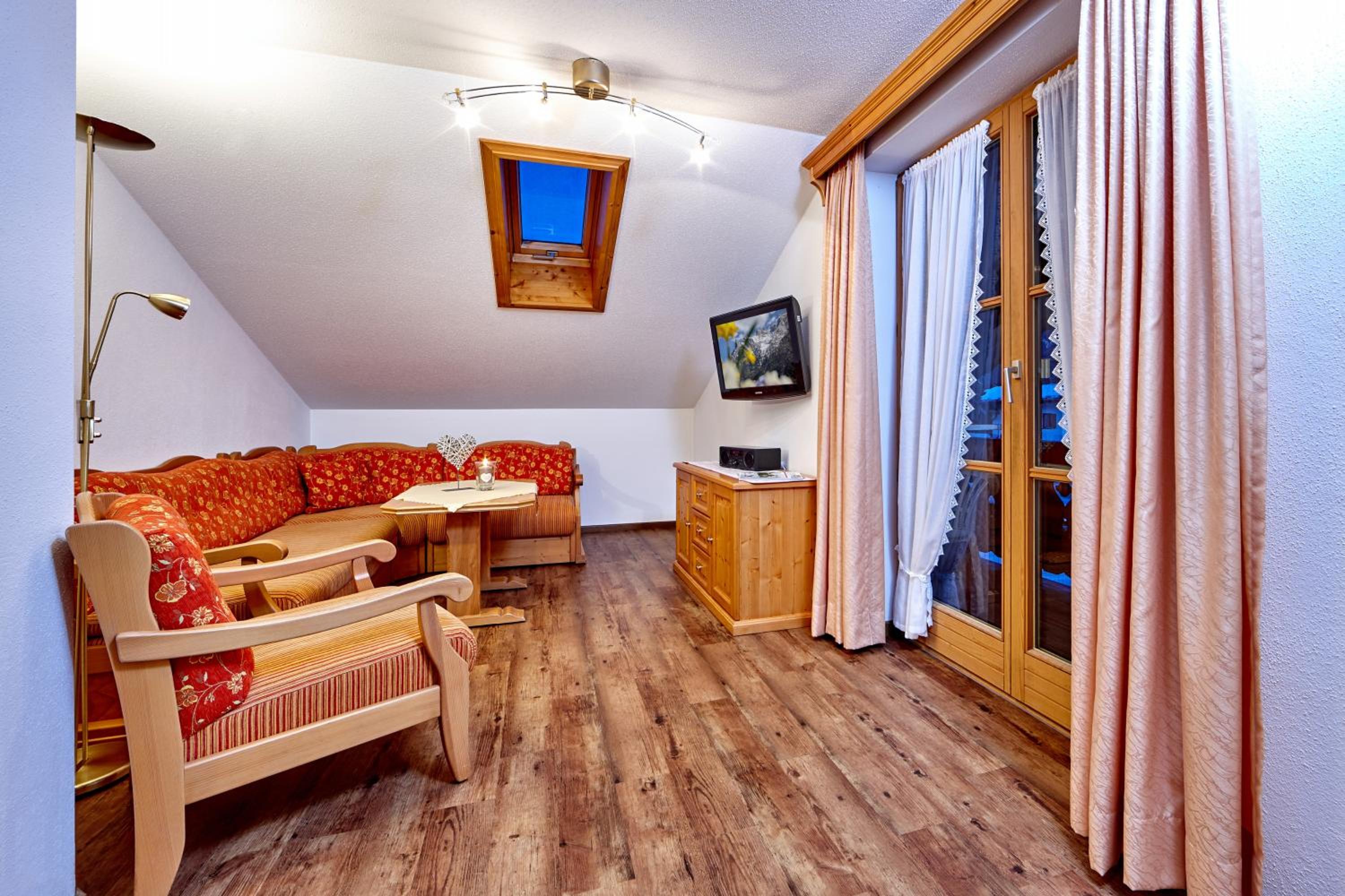 Two-Bedroom Apartment with Balcony and Mountain View  photo 1