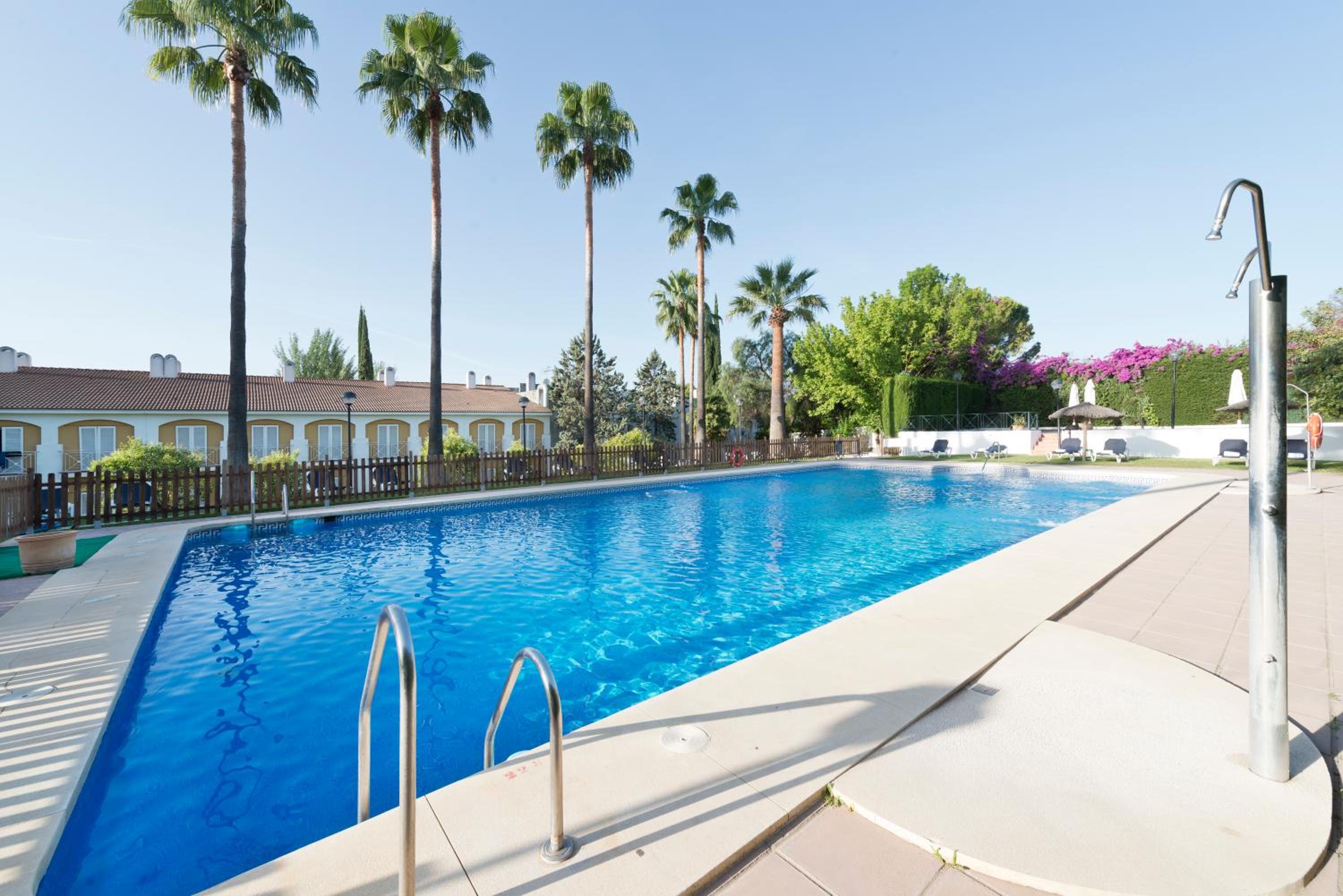 Double Room with Pool View - Photo 2