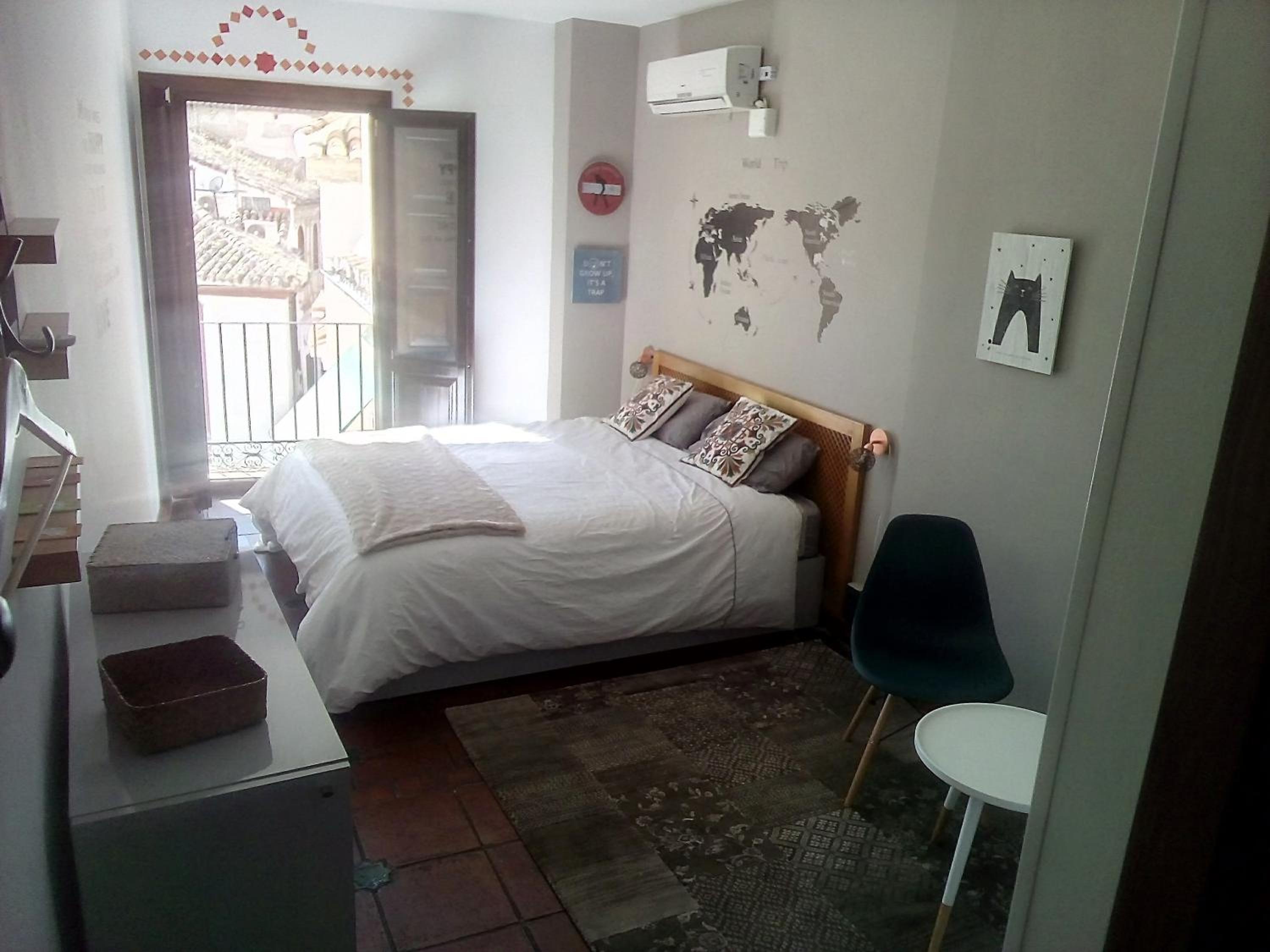 Double Room with Balcony - Photo 8