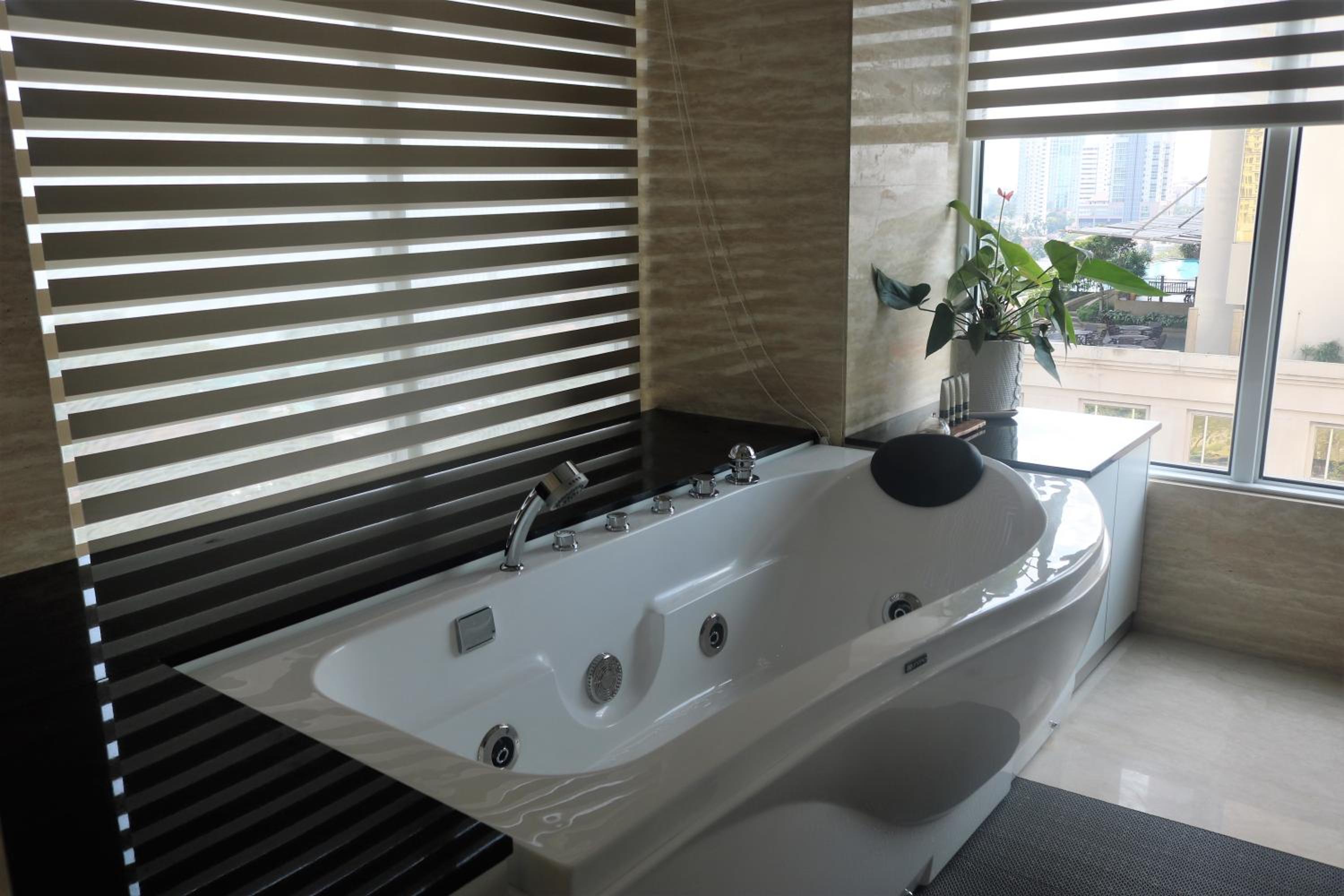  Executive King Room with Bathtub - Photo 5