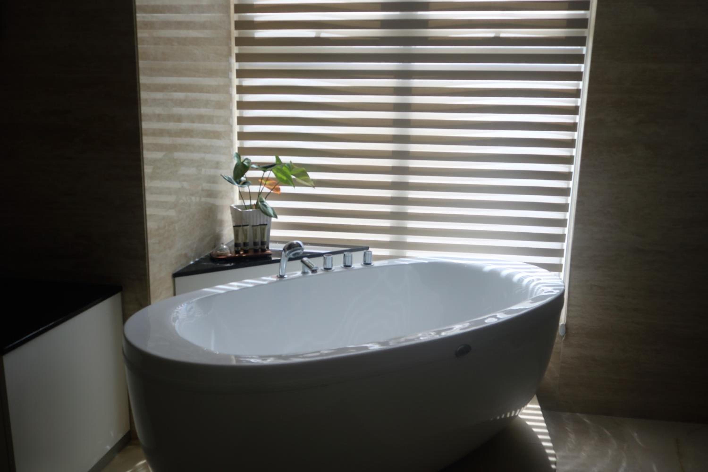  Executive King Room with Bathtub - Photo 3