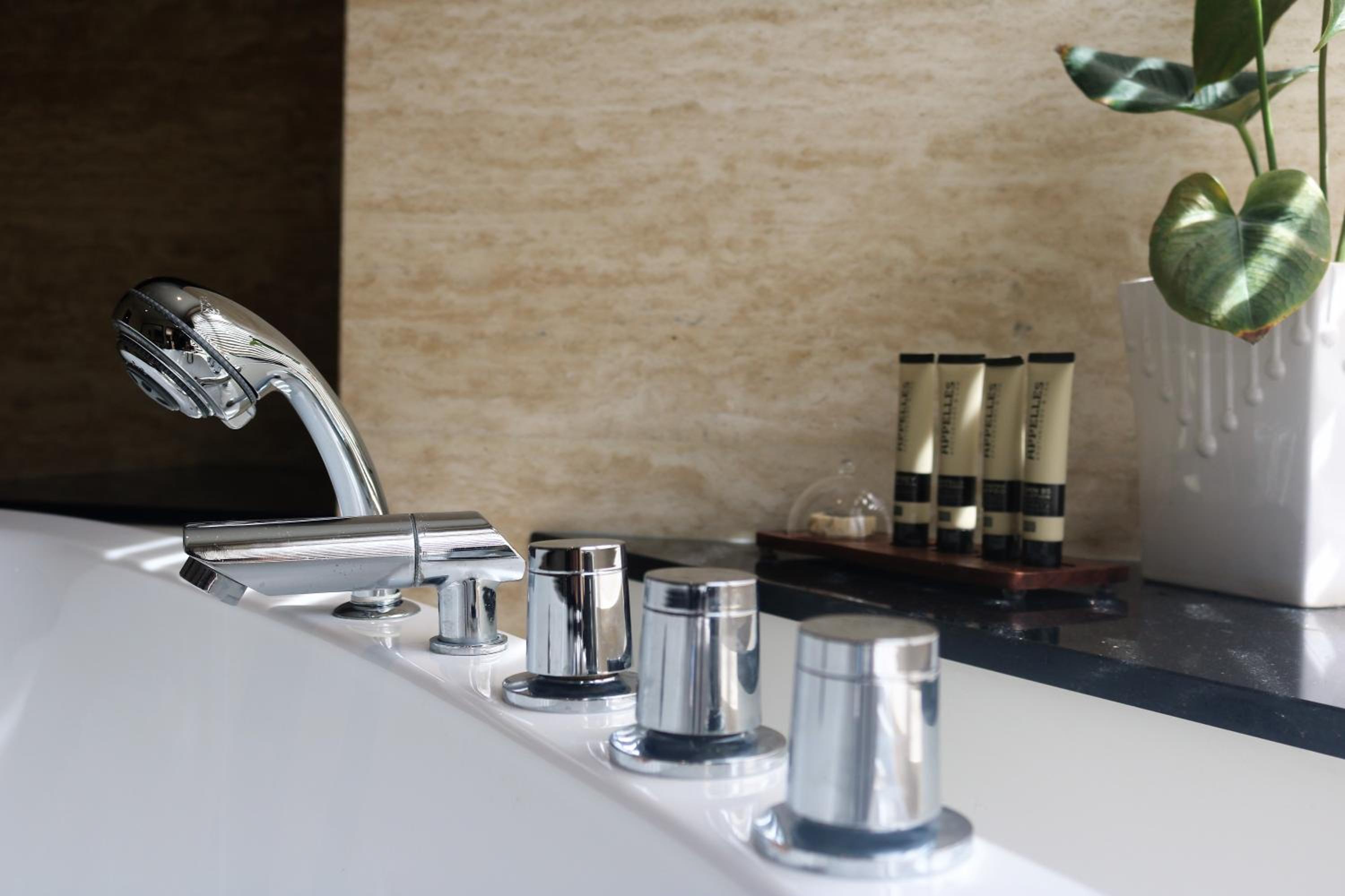  Executive King Room with Bathtub - Photo 4