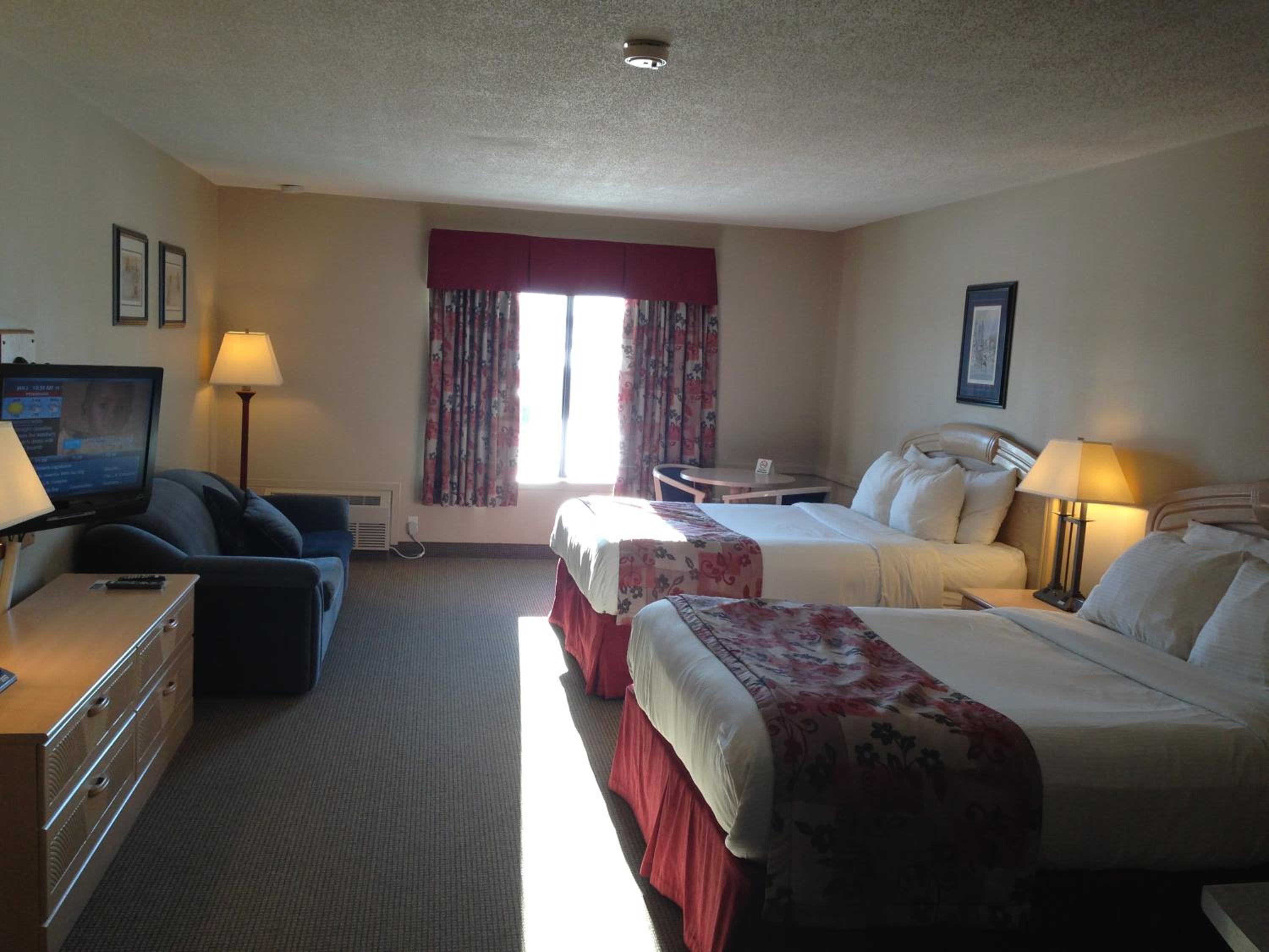 Queen Room with Two Queen Beds - Photo 2
