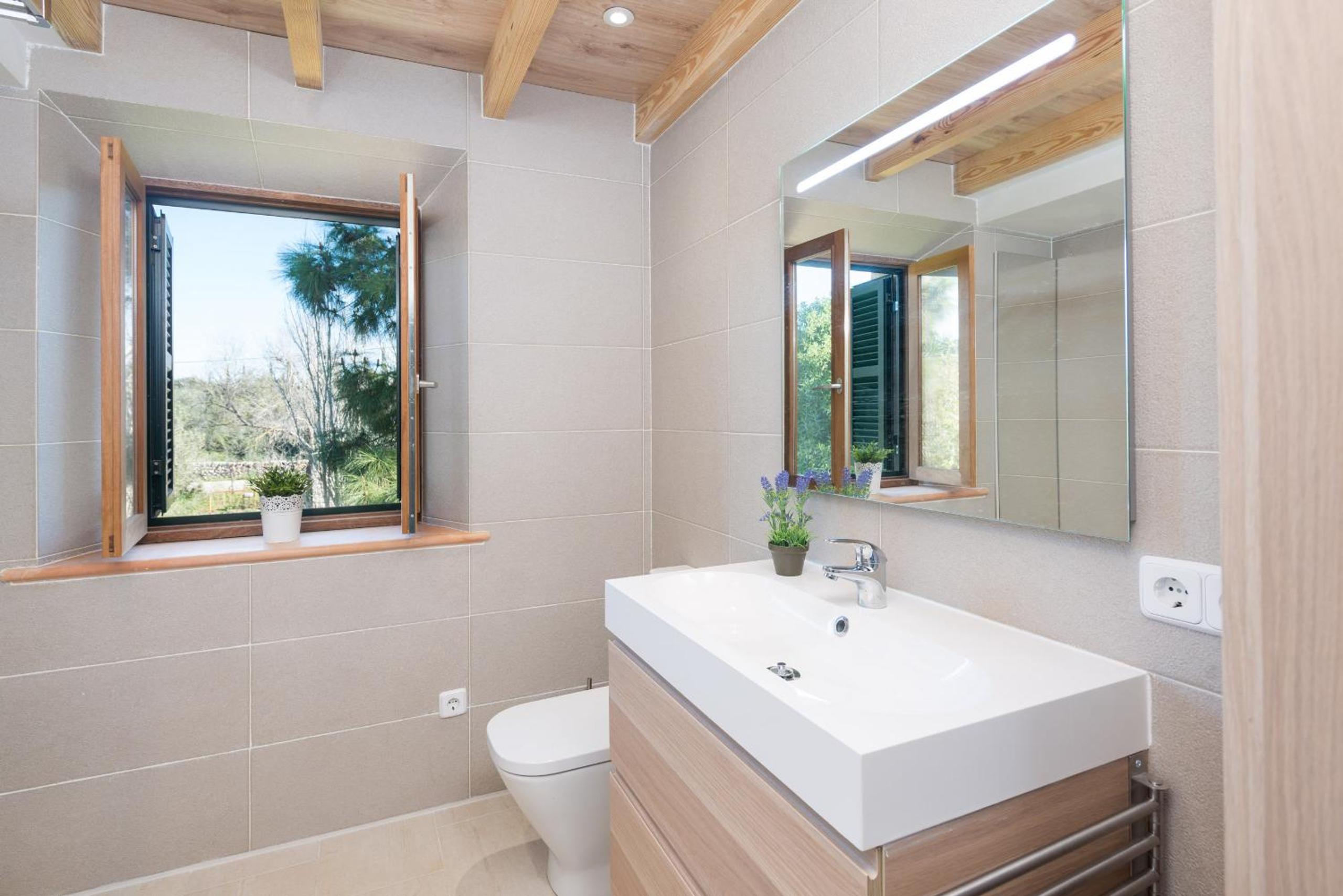 Five-Bedroom House photo 2