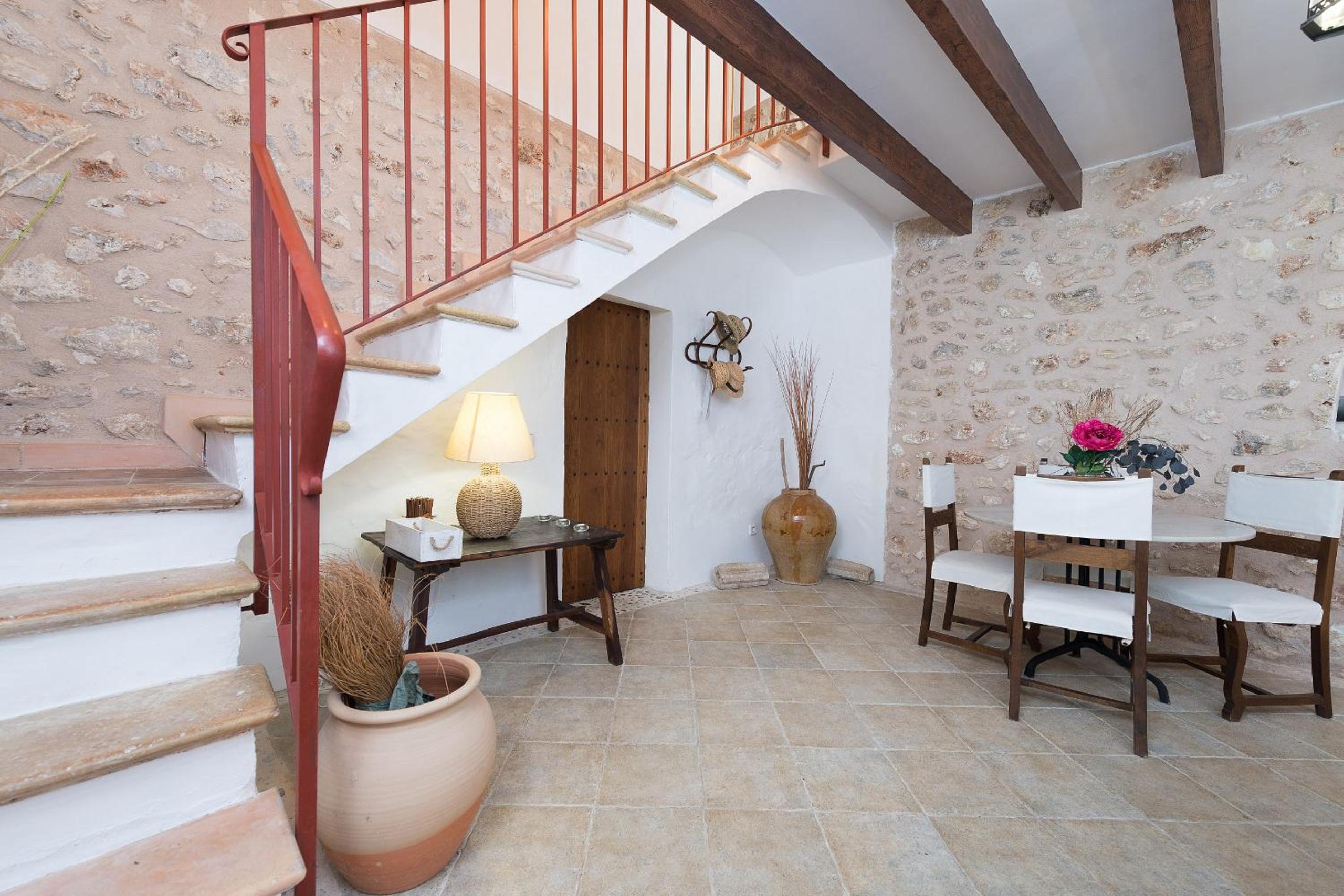 Five-Bedroom House photo 3