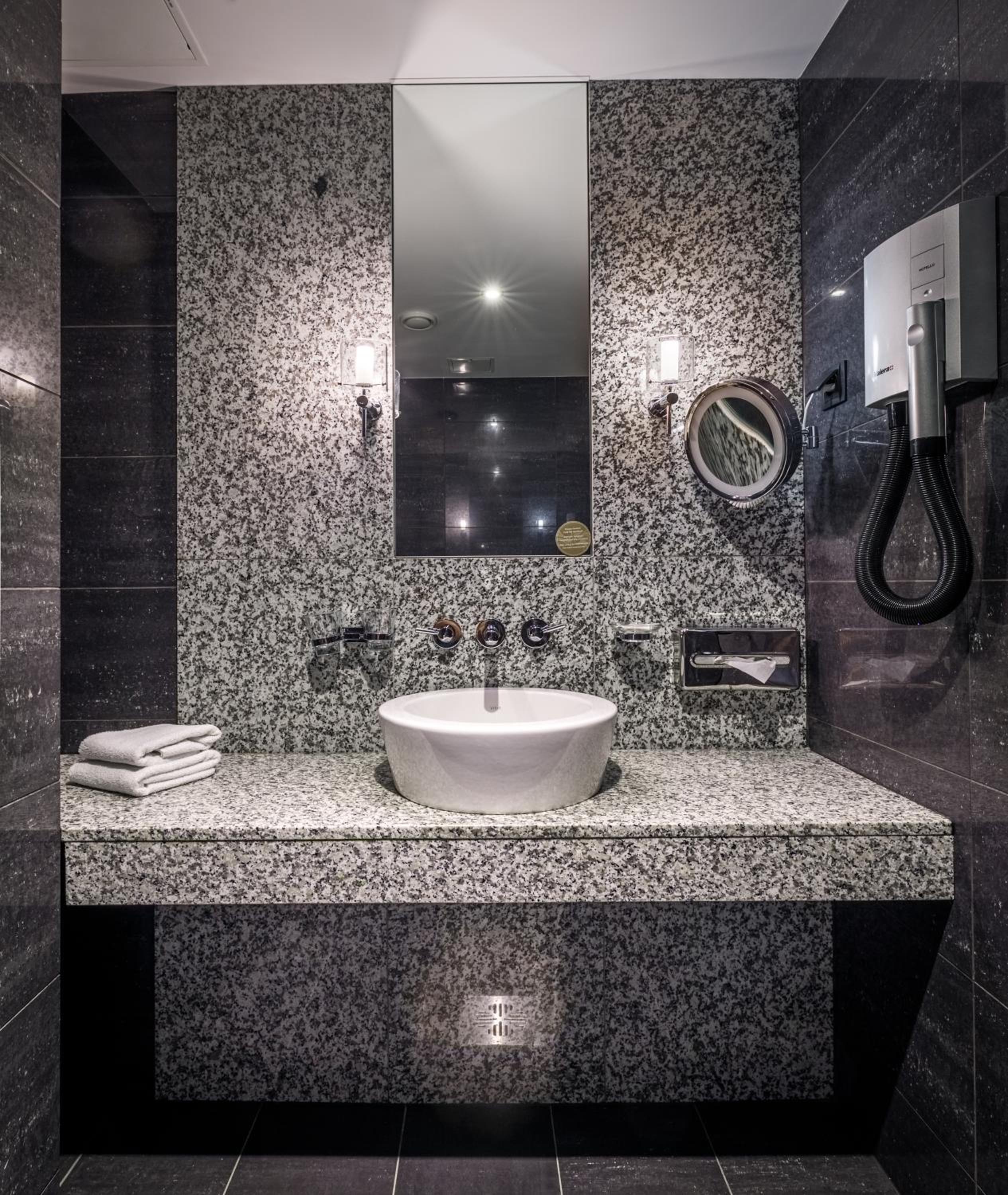 Suite with Spa Access - Photo 2