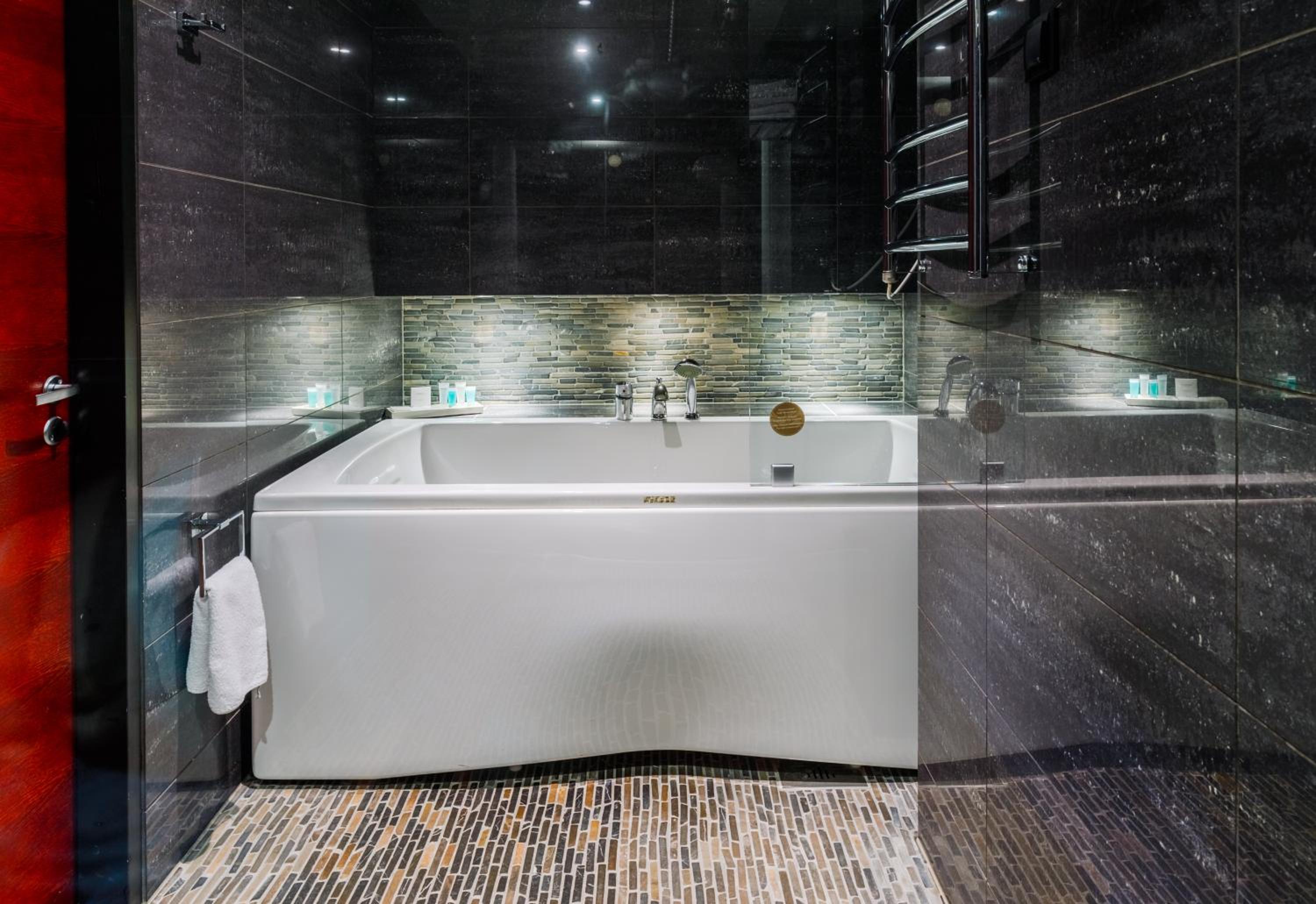 Suite with Spa Access - Photo 6