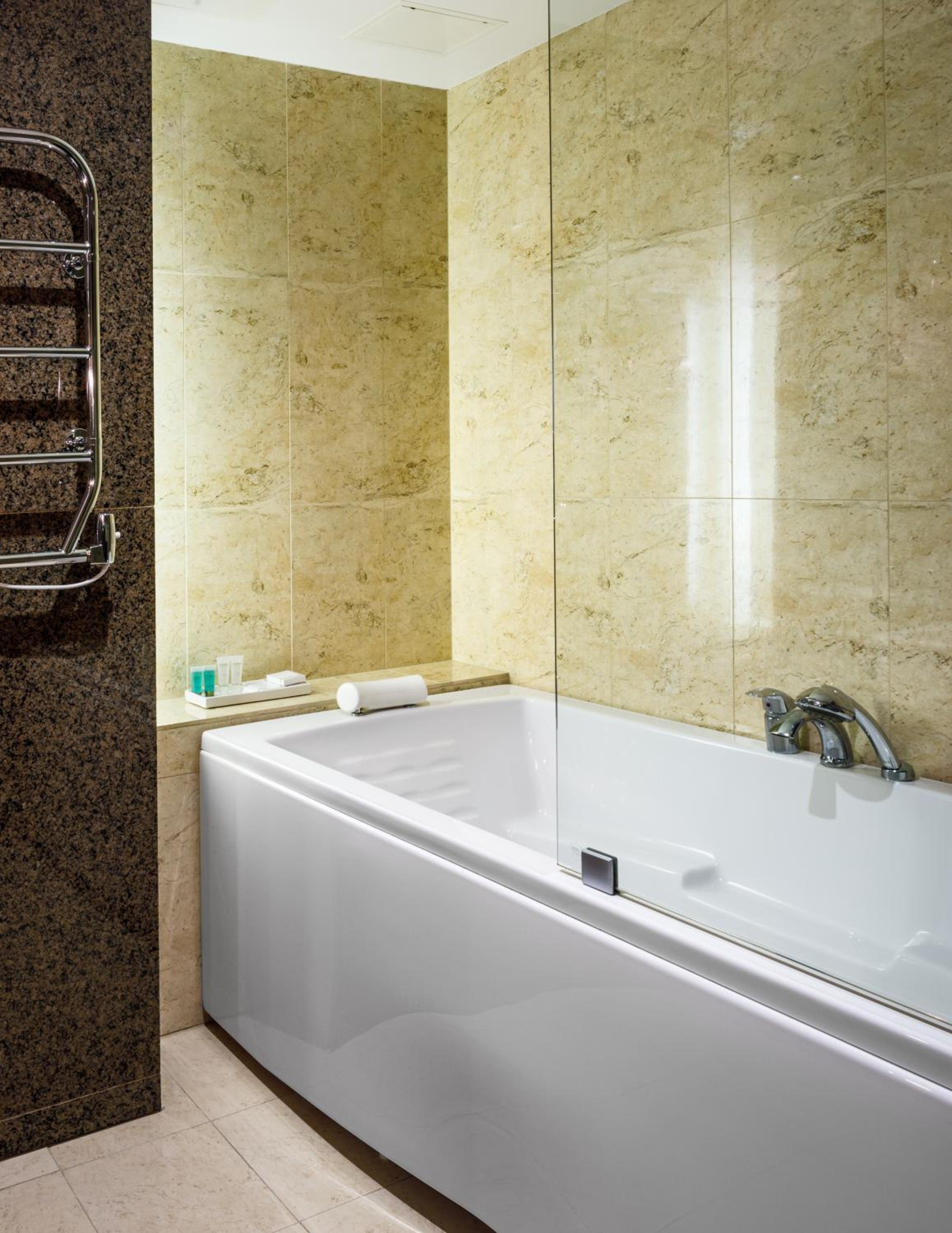 Deluxe Double Room with Spa Access - Photo 3