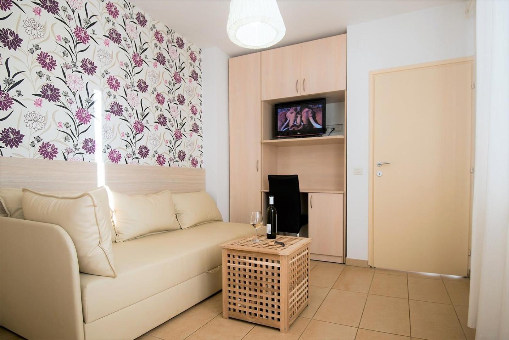 Apartment with Garden View