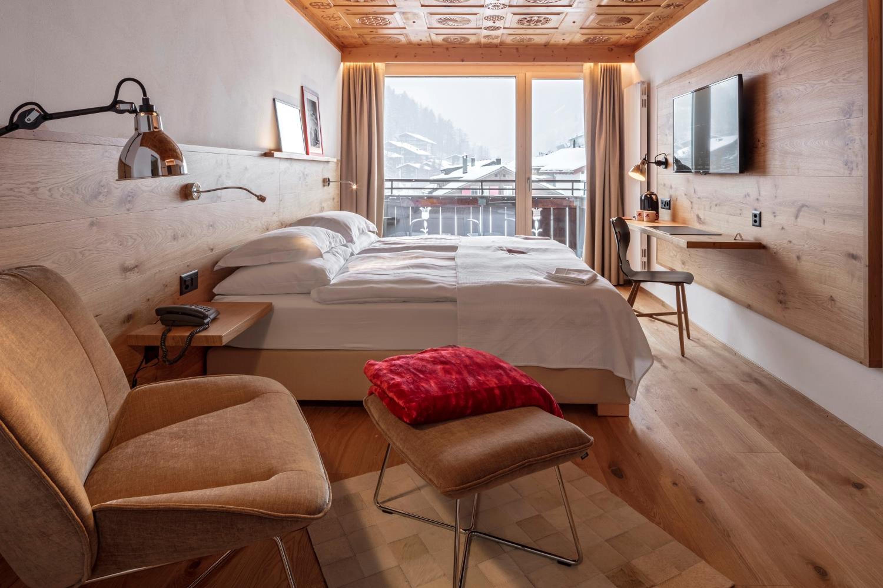 Deluxe Double Room with Matterhorn View - Photo 2