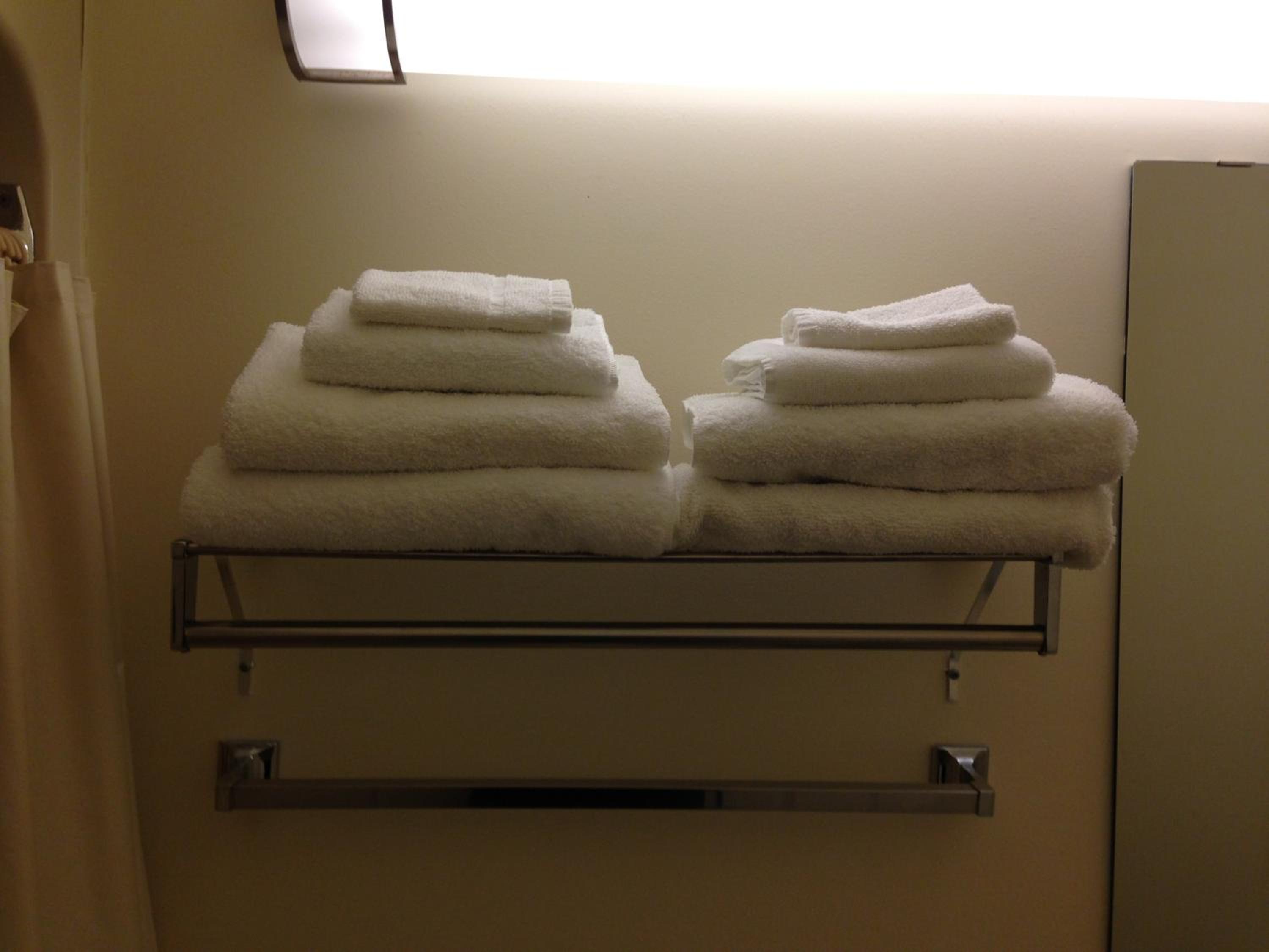 Queen Room with Two Queen Beds - Photo 4