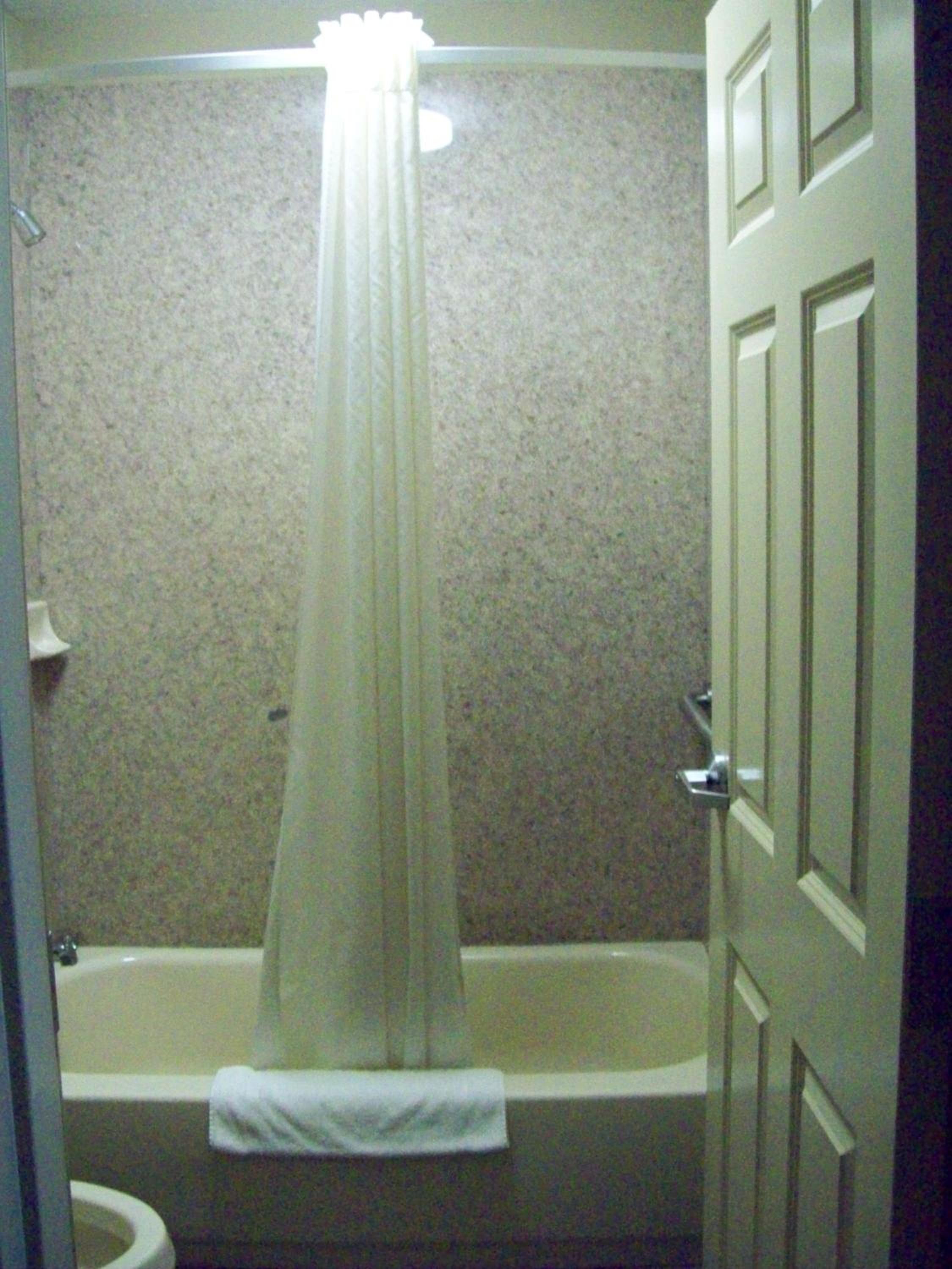 Queen Room with Two Queen Beds - Non-Smoking - Photo 2