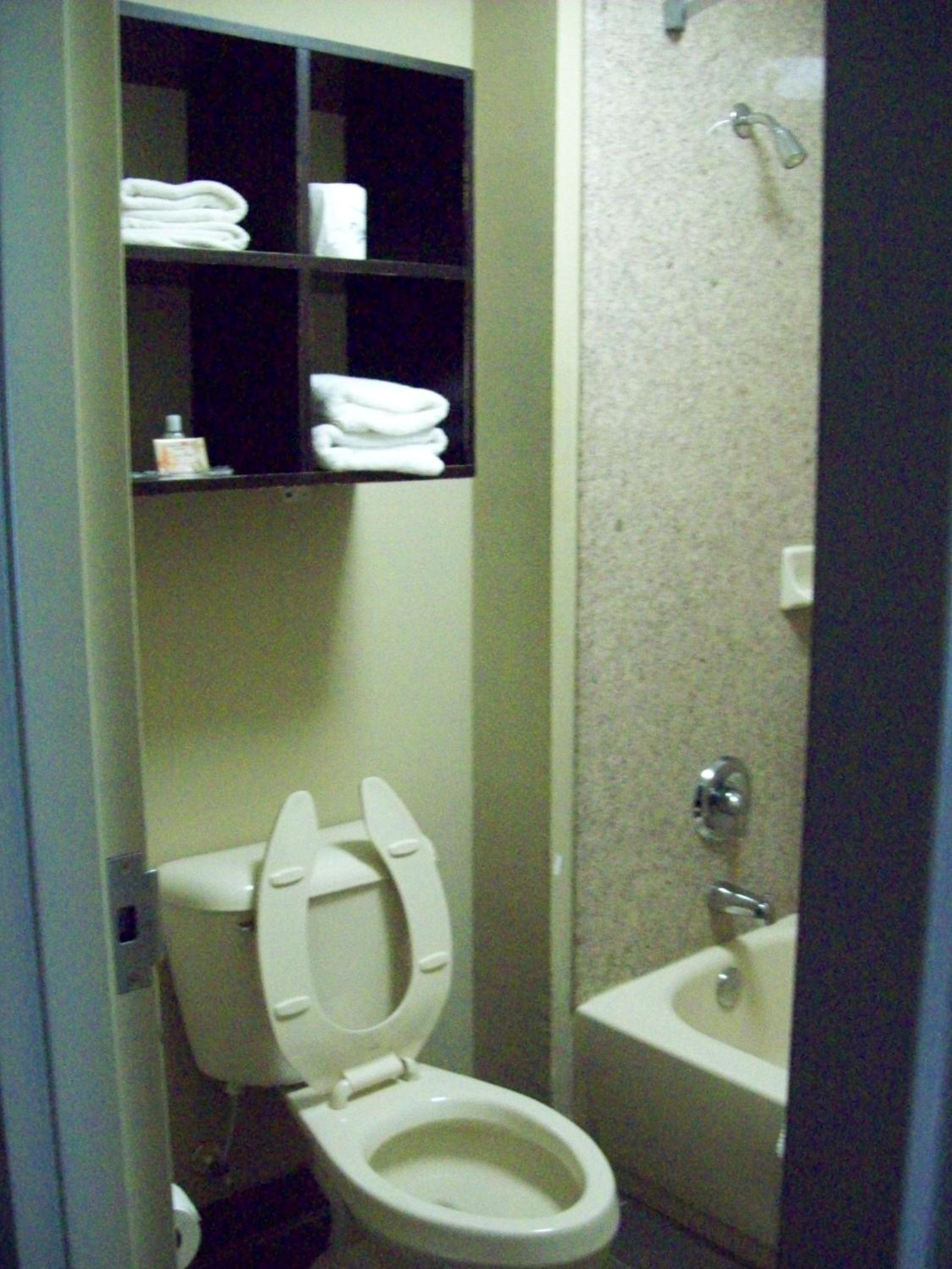 Queen Room with Two Queen Beds - Non-Smoking - Photo 3