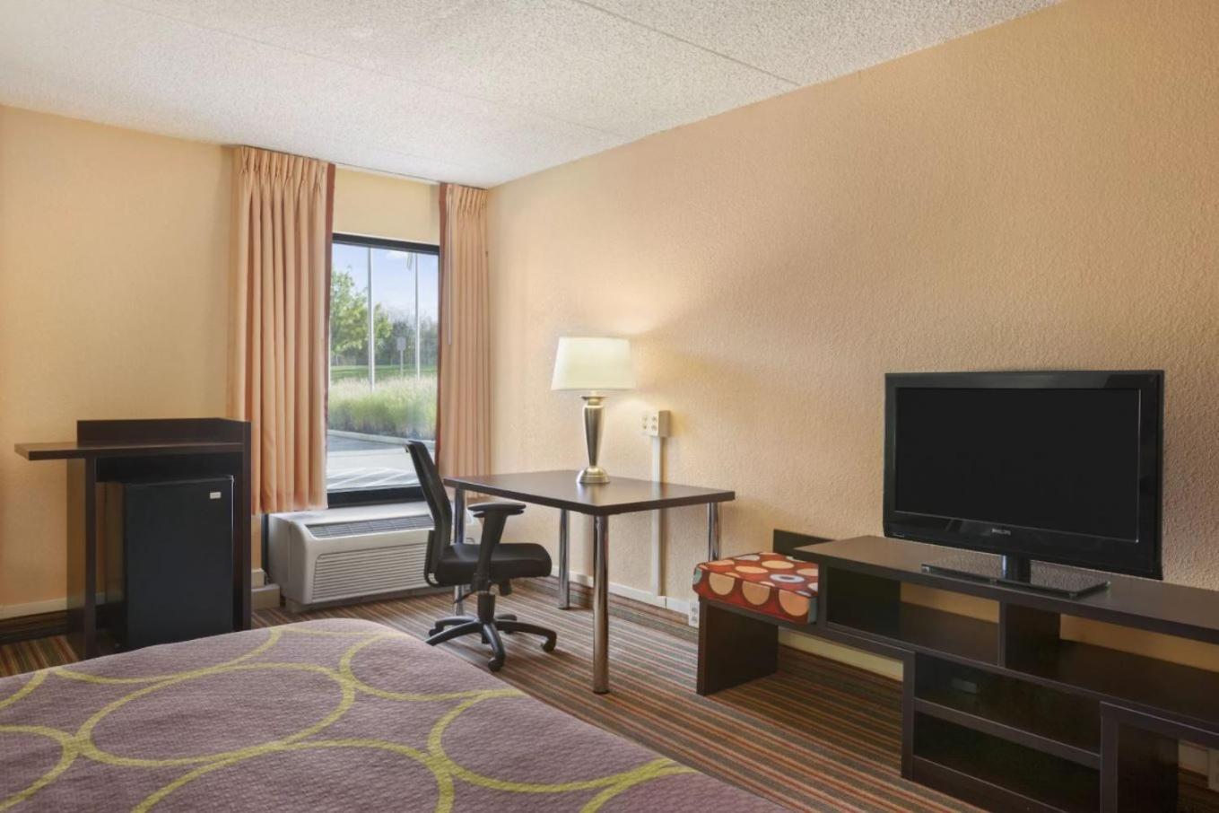 King Room - Non-Smoking - Photo 2