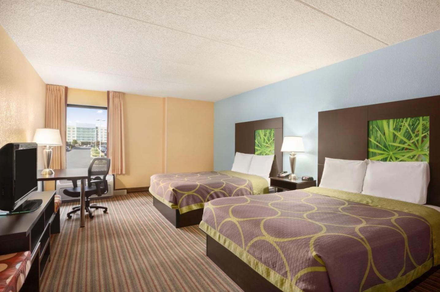 Queen Room with Two Queen Beds - Non-Smoking - Photo 5