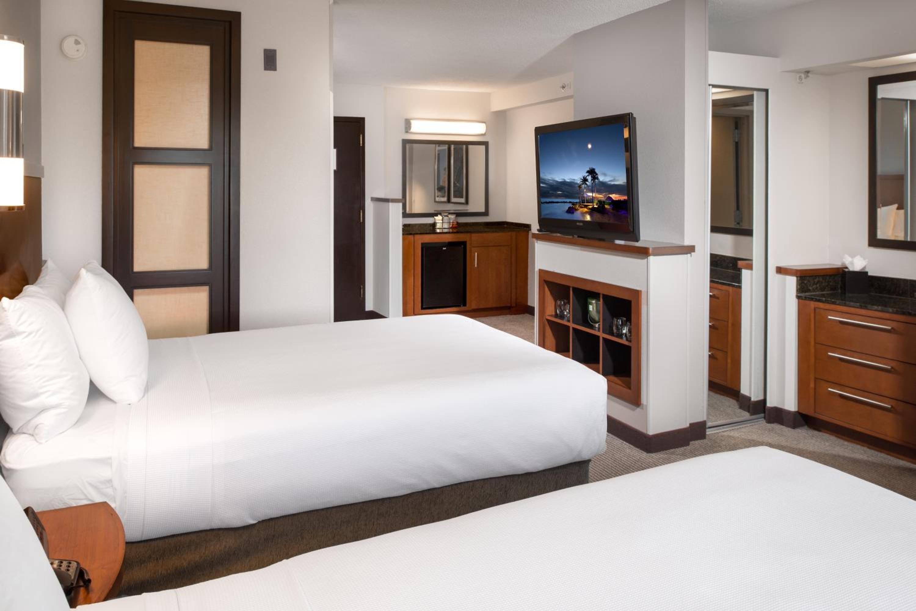 Double Room with Two Double Beds and Sofa Bed - Photo 3