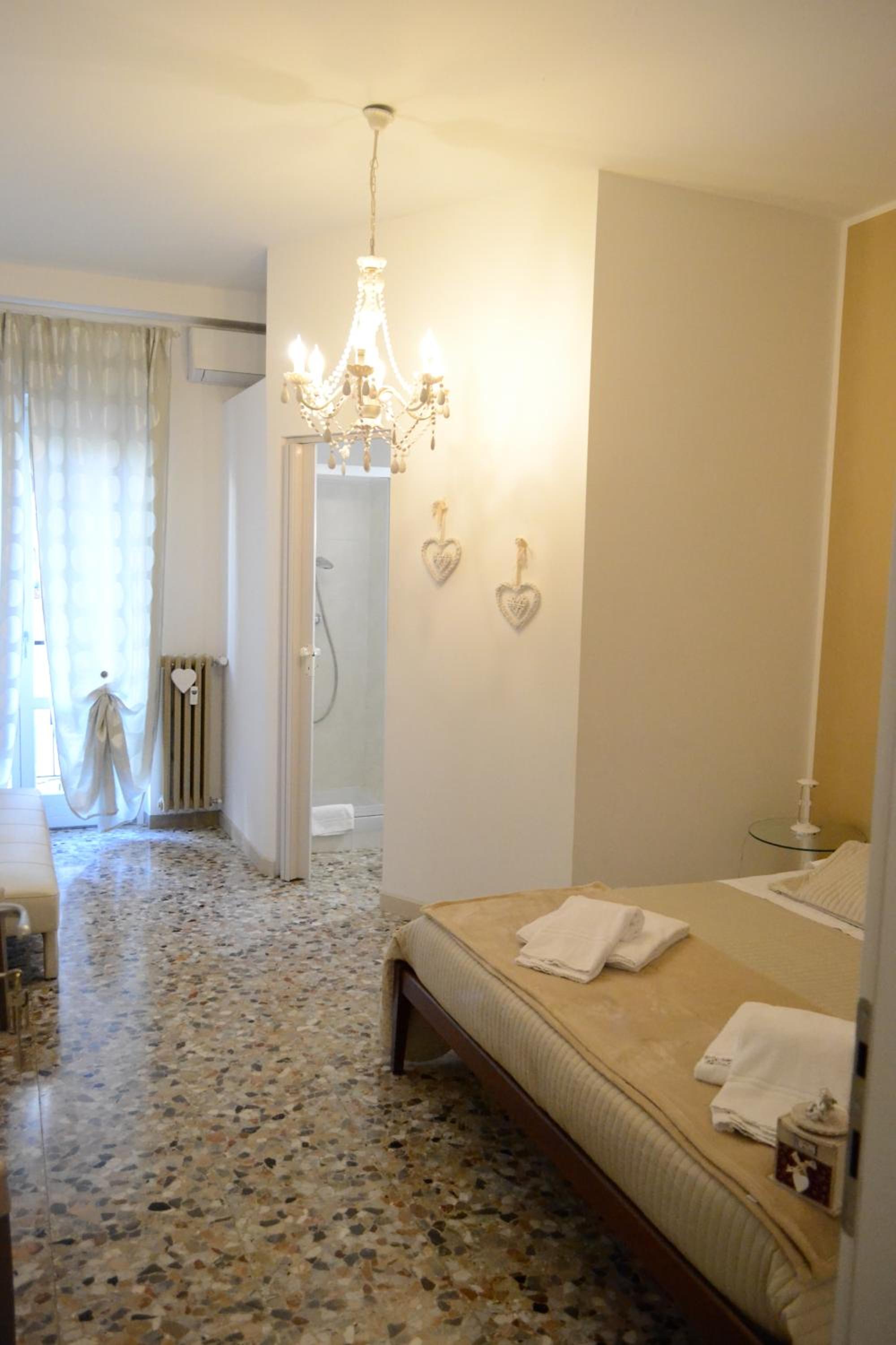 Double Room with Private Bathroom - Photo 6