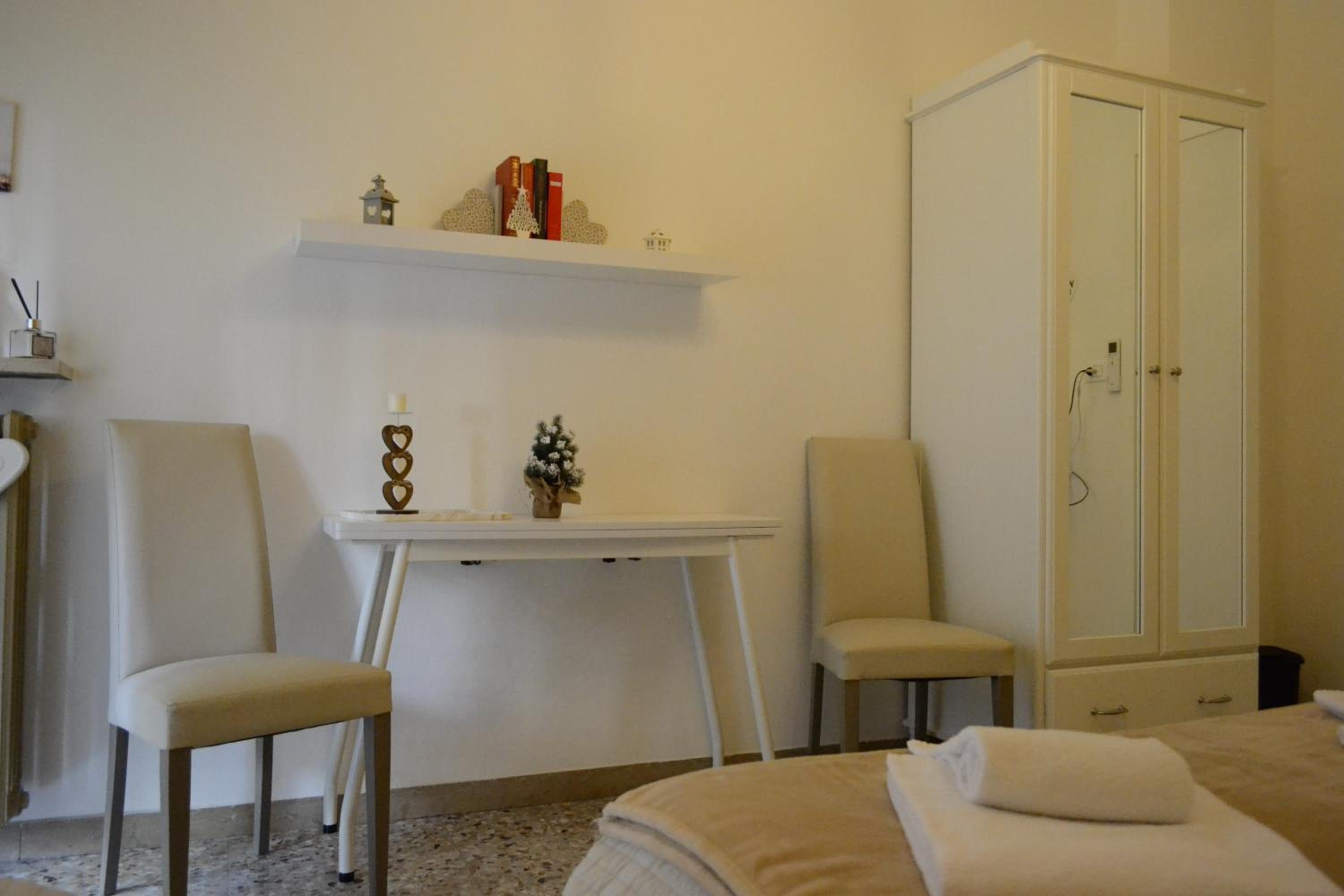 Double Room with Private Bathroom - Photo 3